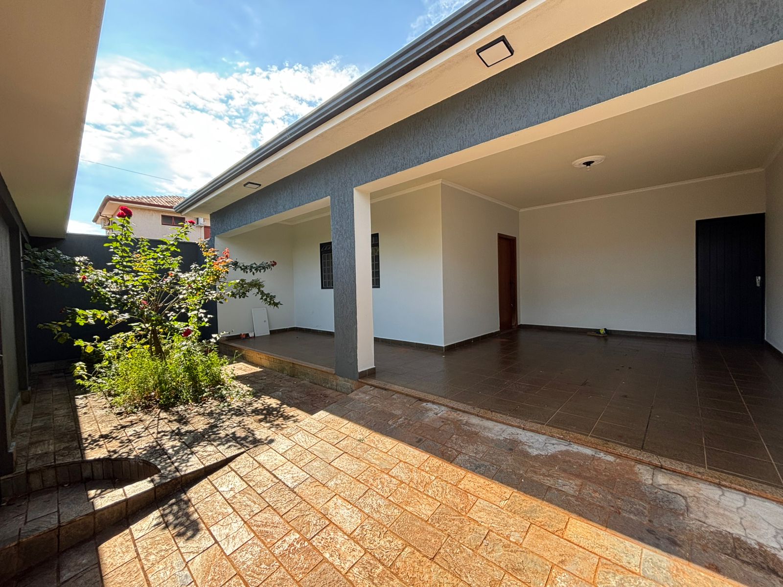VENDE: CASA COM 03 DORMITÓRIOS - EDICULA - NO CENTRO - BRODOWSKI-SP.