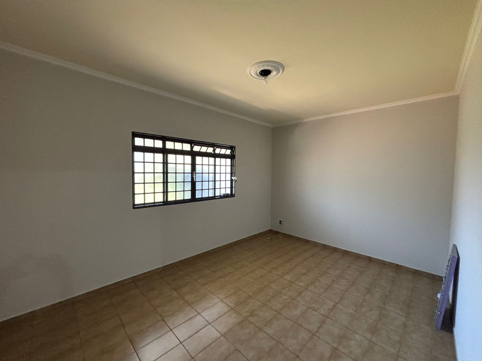 VENDE: CASA COM 03 DORMITÓRIOS - EDICULA - NO CENTRO - BRODOWSKI-SP.