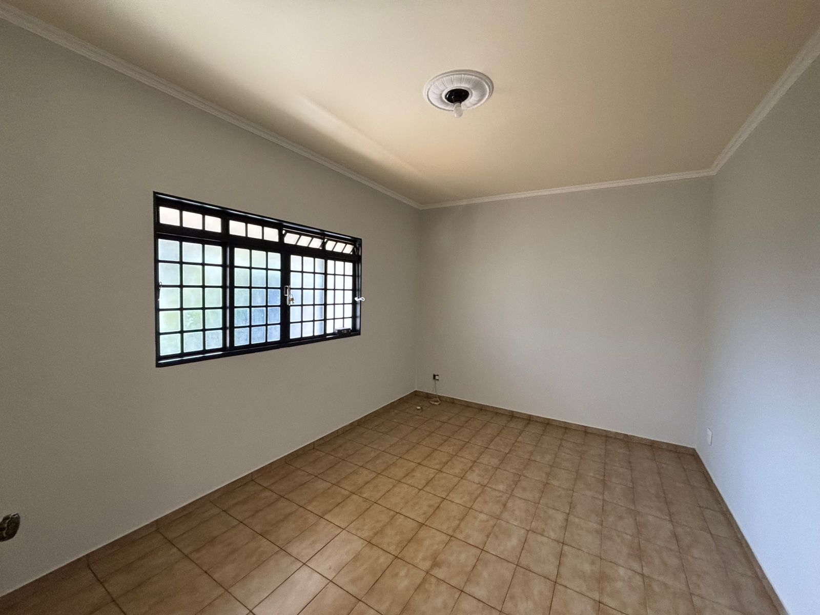 VENDE: CASA COM 03 DORMITÓRIOS - EDICULA - NO CENTRO - BRODOWSKI-SP.