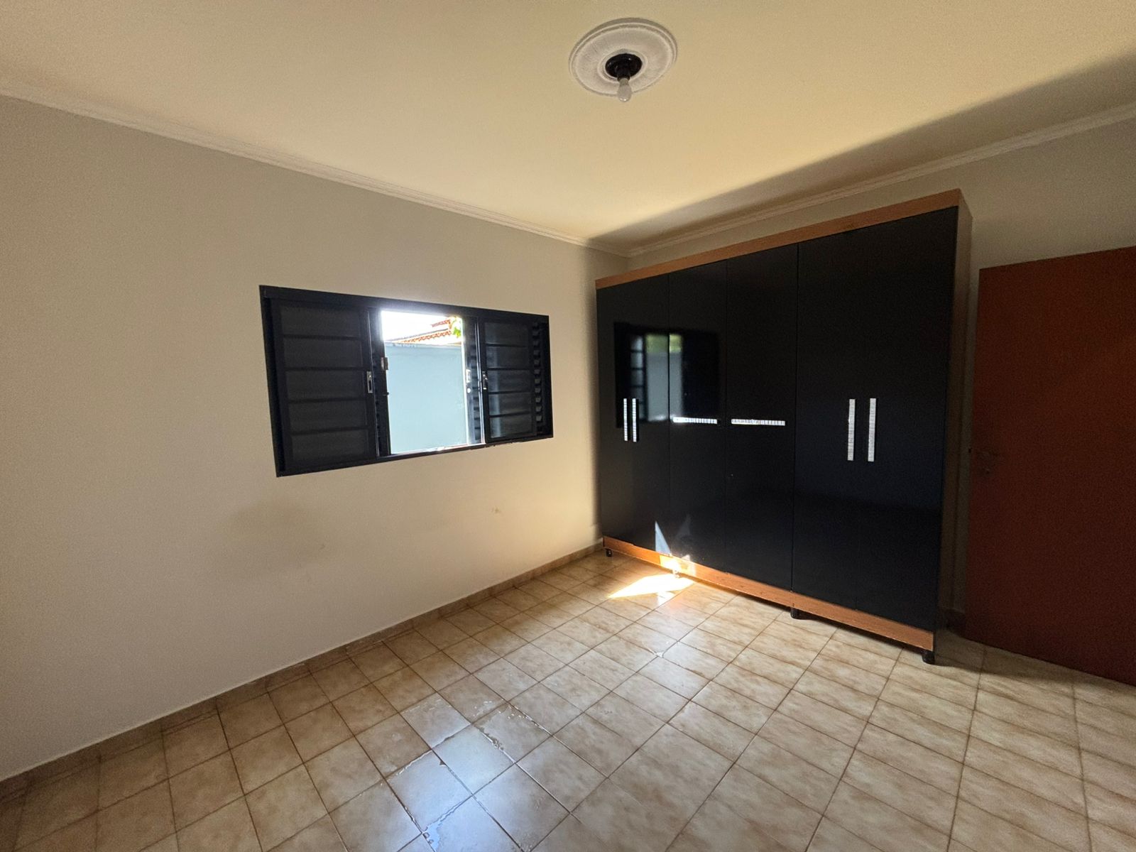 VENDE: CASA COM 03 DORMITÓRIOS - EDICULA - NO CENTRO - BRODOWSKI-SP.