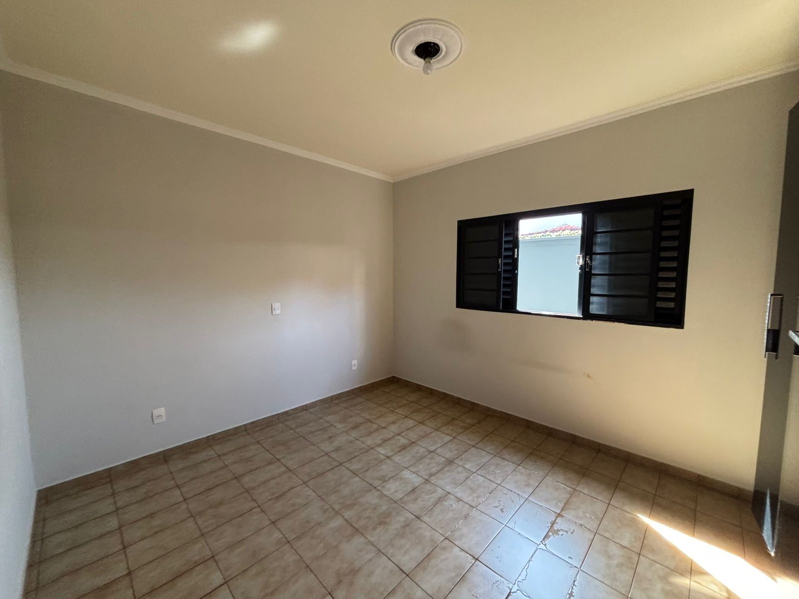 VENDE: CASA COM 03 DORMITÓRIOS - EDICULA - NO CENTRO - BRODOWSKI-SP.
