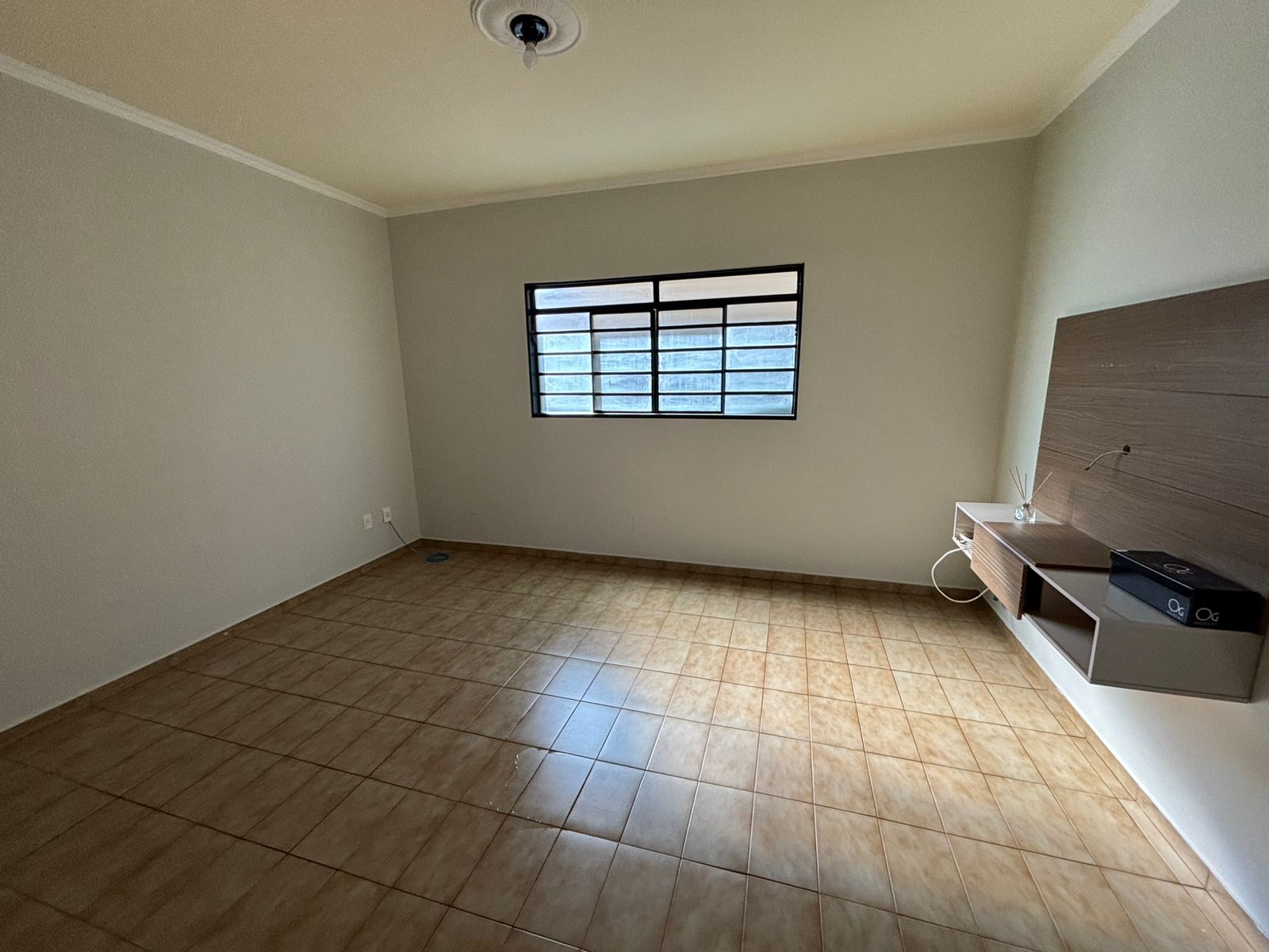 VENDE: CASA COM 03 DORMITÓRIOS - EDICULA - NO CENTRO - BRODOWSKI-SP.