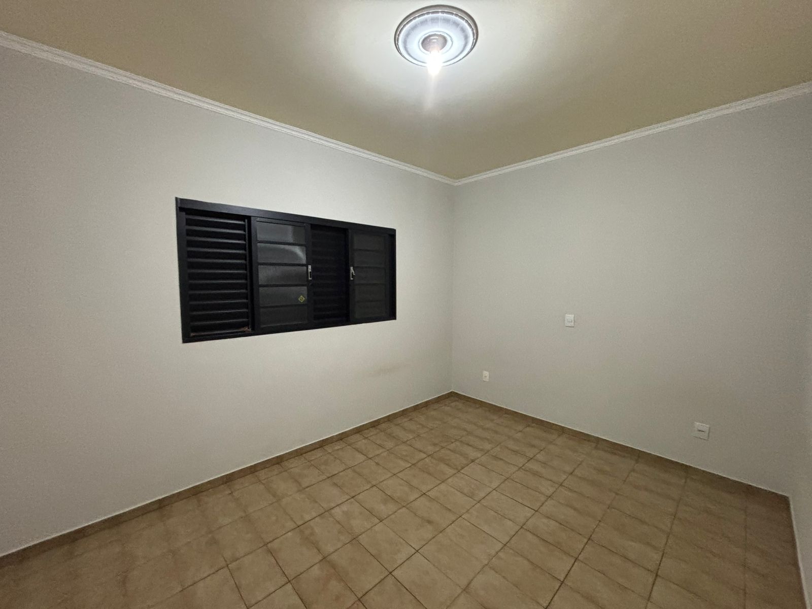 VENDE: CASA COM 03 DORMITÓRIOS - EDICULA - NO CENTRO - BRODOWSKI-SP.