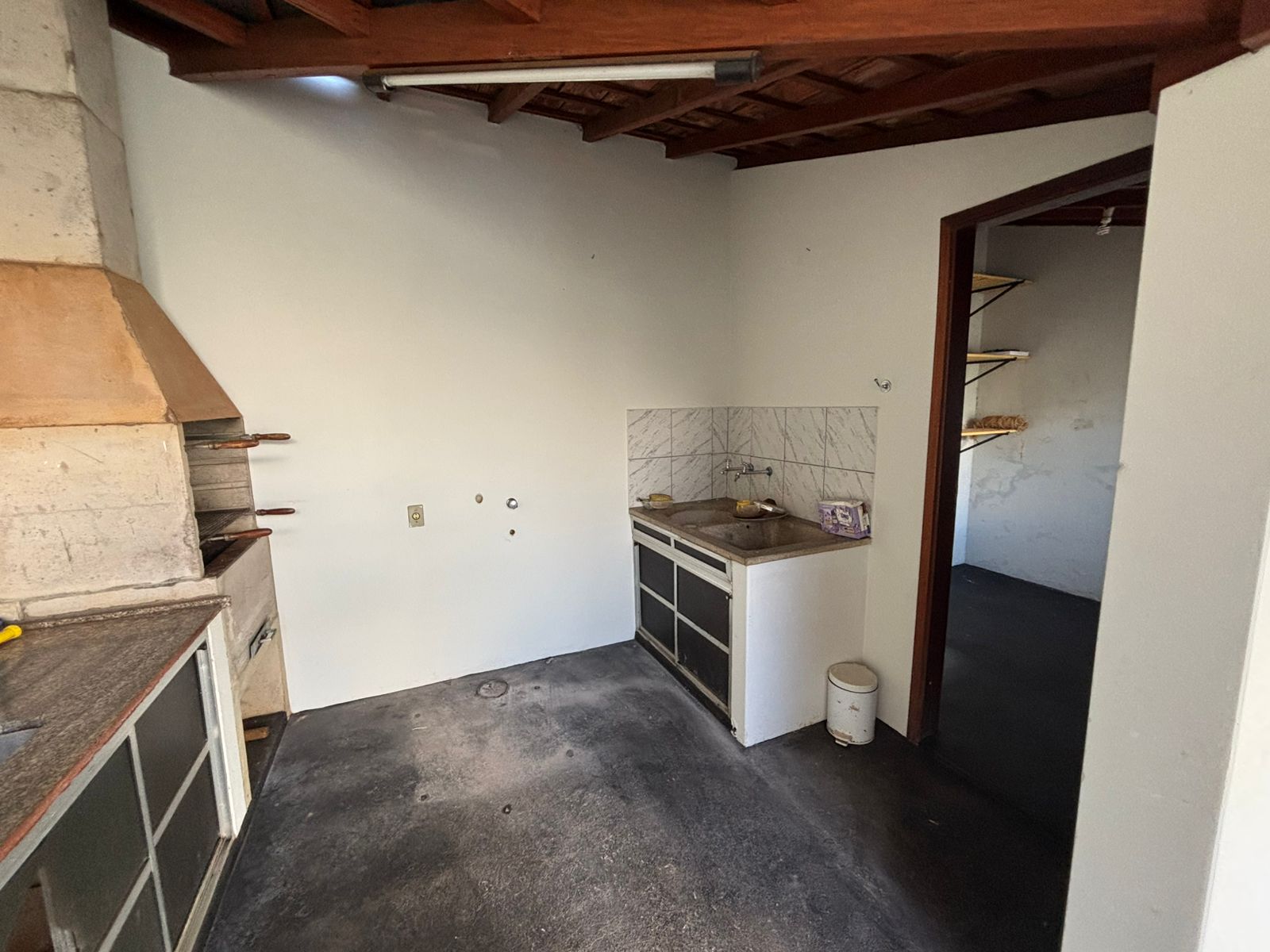VENDE: CASA COM 03 DORMITÓRIOS - EDICULA - NO CENTRO - BRODOWSKI-SP.