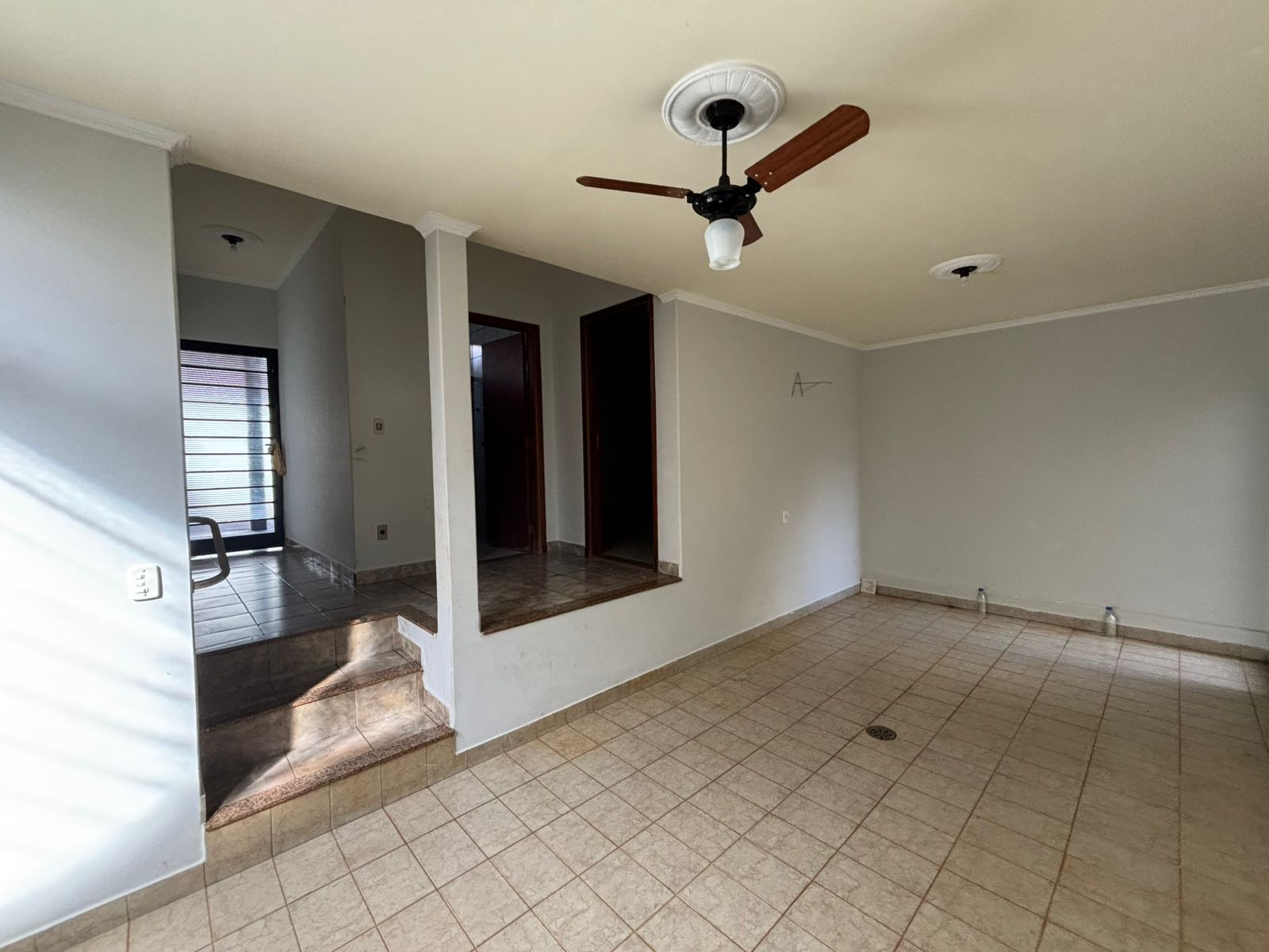 VENDE: CASA COM 03 DORMITÓRIOS - EDICULA - NO CENTRO - BRODOWSKI-SP.