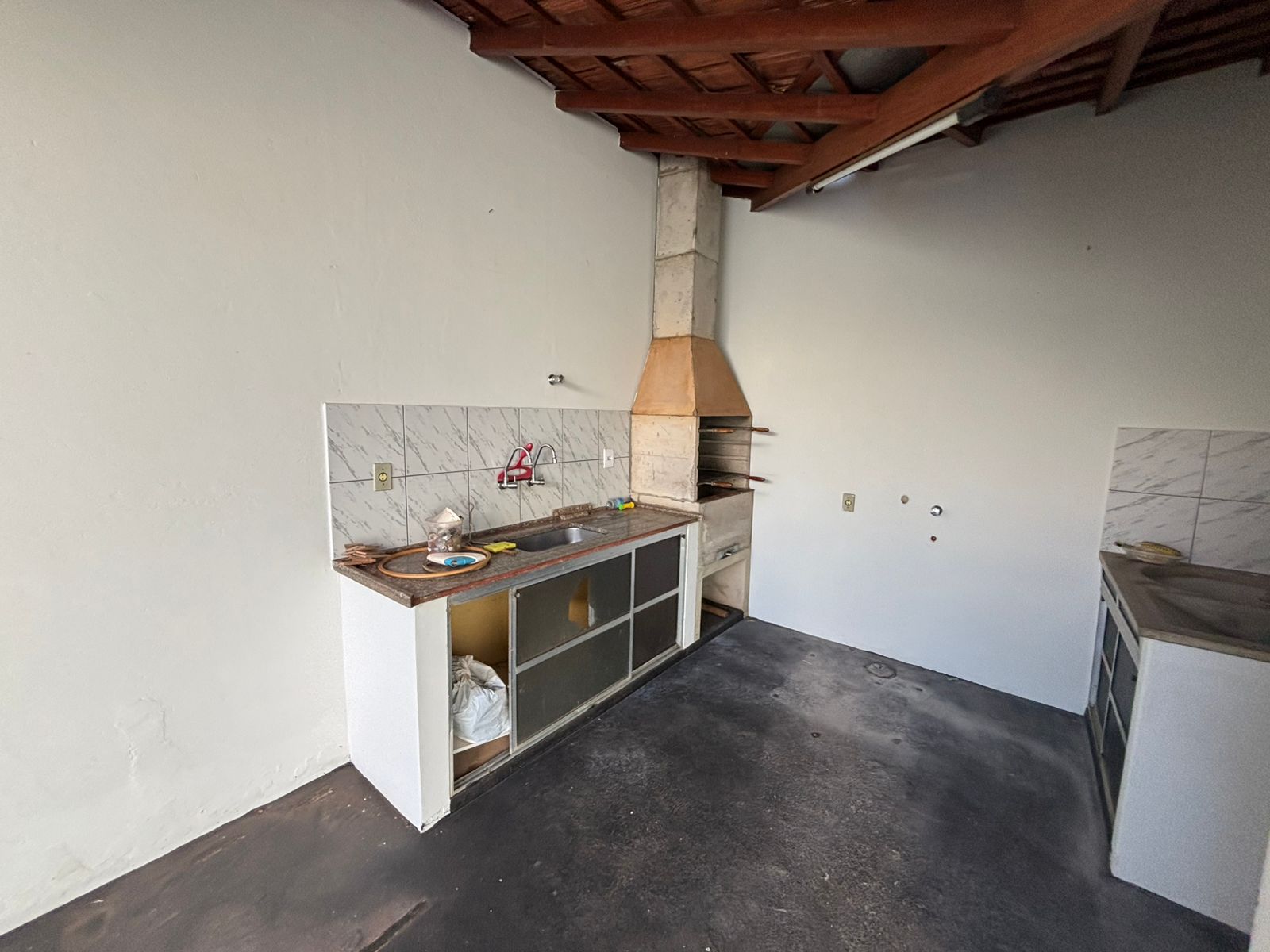 VENDE: CASA COM 03 DORMITÓRIOS - EDICULA - NO CENTRO - BRODOWSKI-SP.