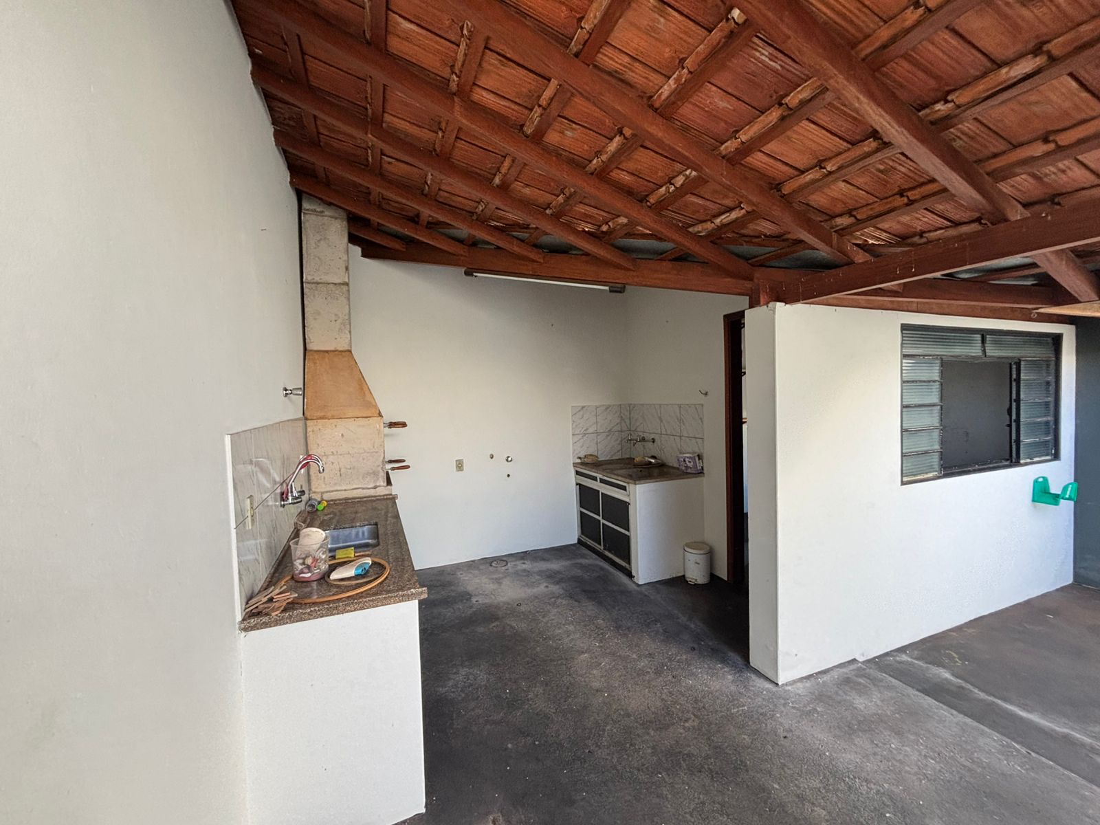 VENDE: CASA COM 03 DORMITÓRIOS - EDICULA - NO CENTRO - BRODOWSKI-SP.