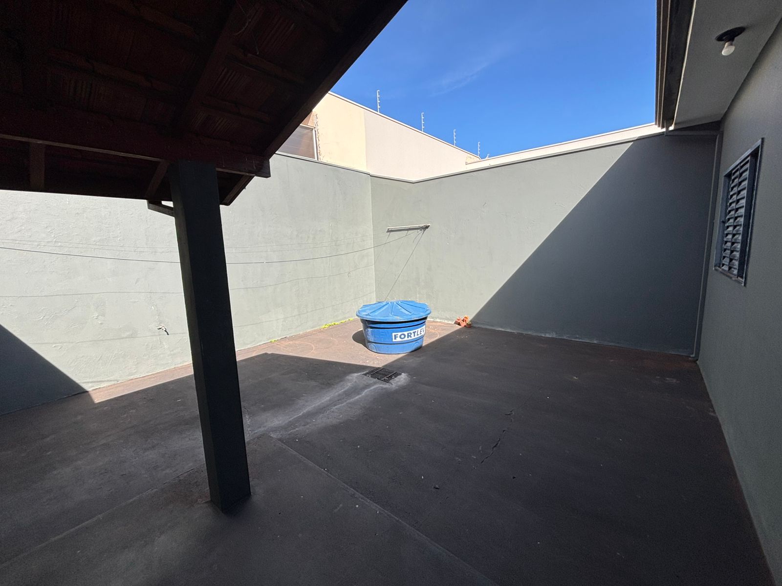 VENDE: CASA COM 03 DORMITÓRIOS - EDICULA - NO CENTRO - BRODOWSKI-SP.
