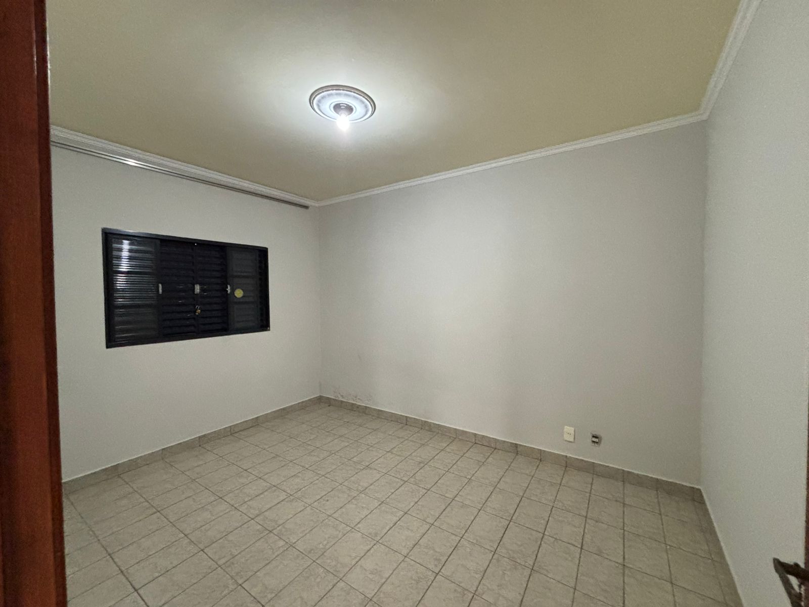 VENDE: CASA COM 03 DORMITÓRIOS - EDICULA - NO CENTRO - BRODOWSKI-SP.
