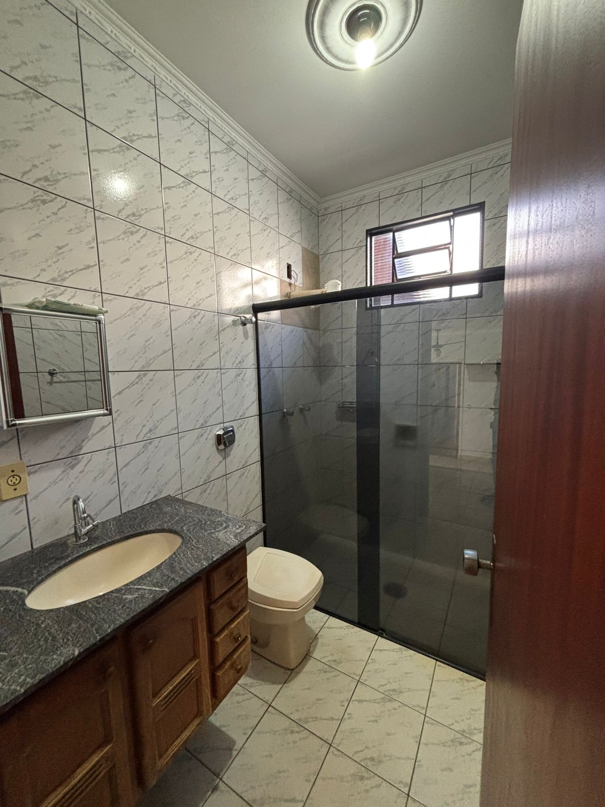 VENDE: CASA COM 03 DORMITÓRIOS - EDICULA - NO CENTRO - BRODOWSKI-SP.