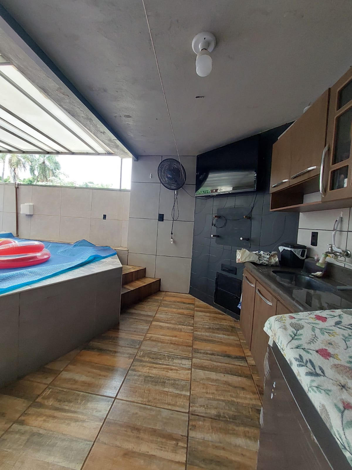 VENDE - CASA 02 DORMITÓRIOS - PISCINA - CONDOMÍNIO WALTER POSSOS - EM BRODOWSKI-SP.
