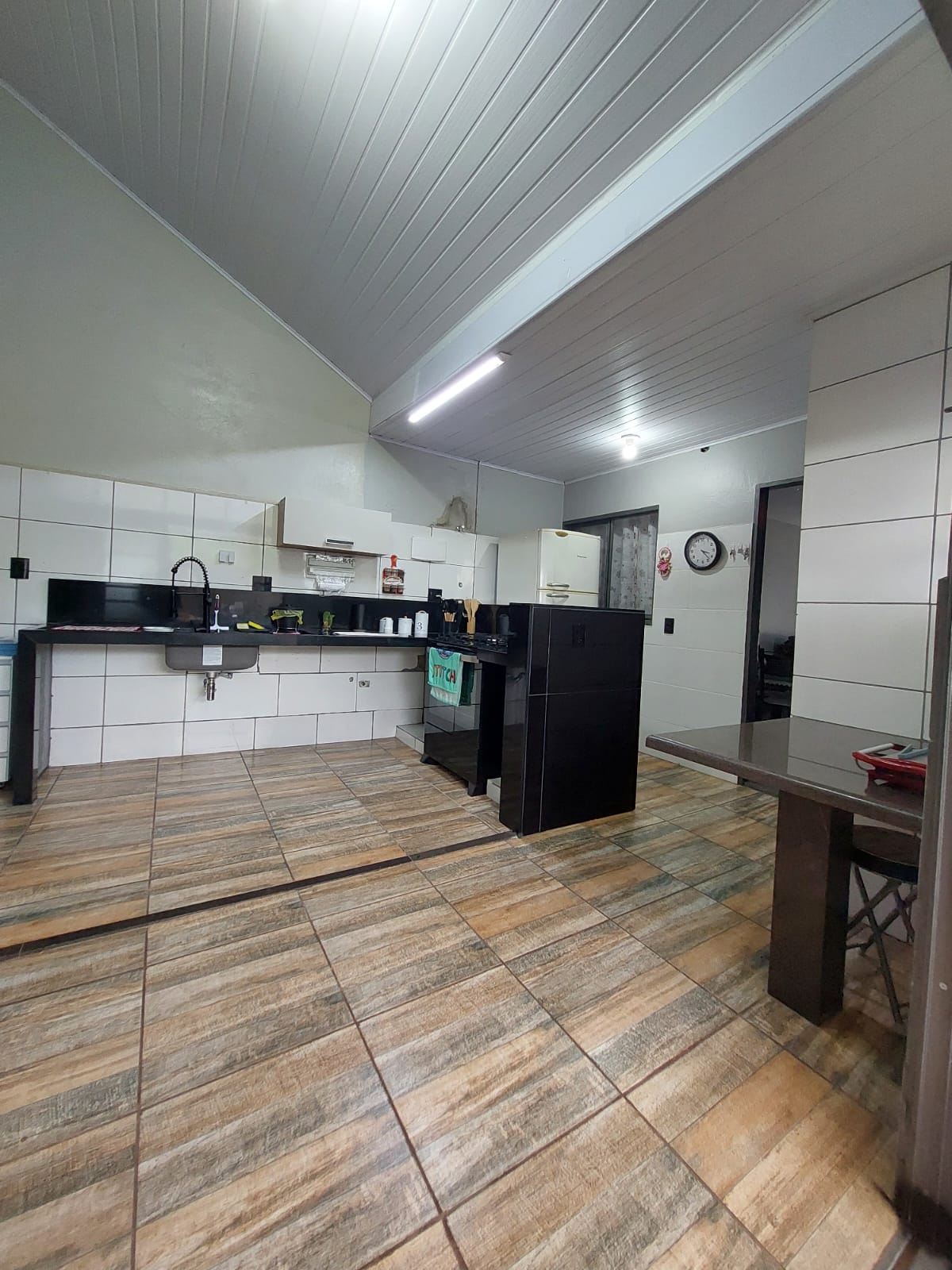 VENDE - CASA 02 DORMITÓRIOS - PISCINA - CONDOMÍNIO WALTER POSSOS - EM BRODOWSKI-SP.