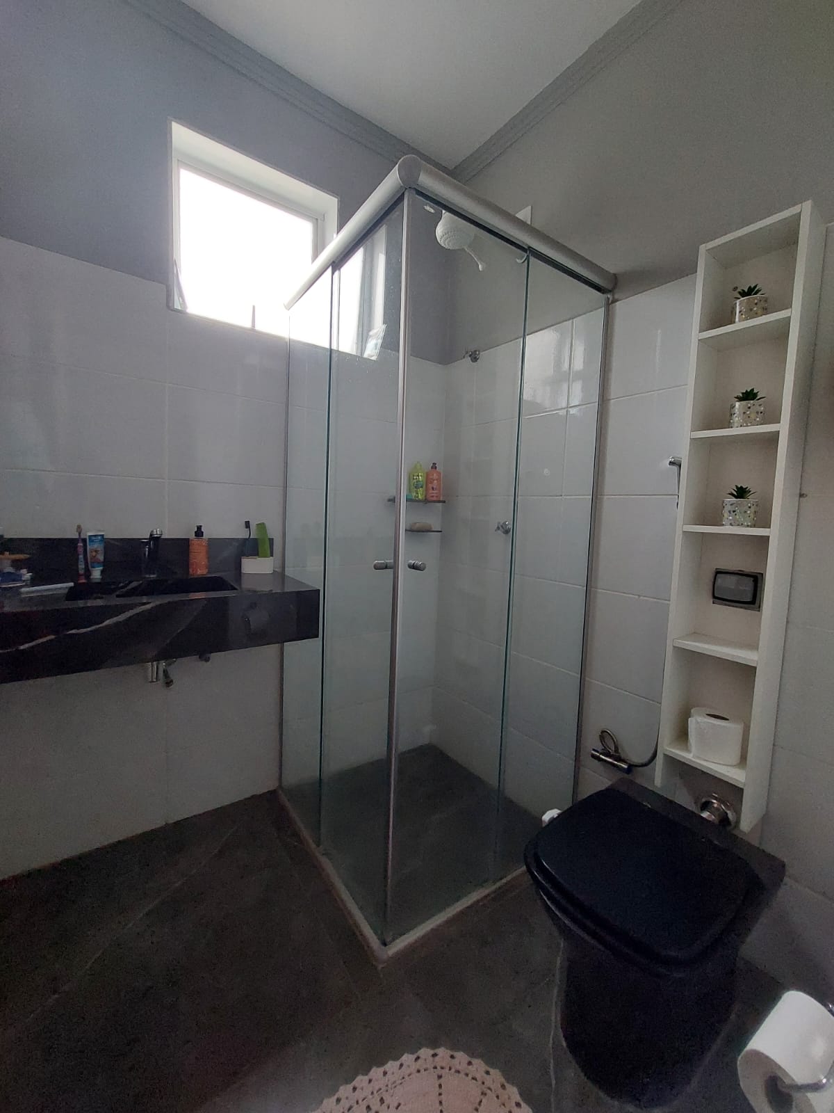 VENDE - CASA 02 DORMITÓRIOS - PISCINA - CONDOMÍNIO WALTER POSSOS - EM BRODOWSKI-SP.