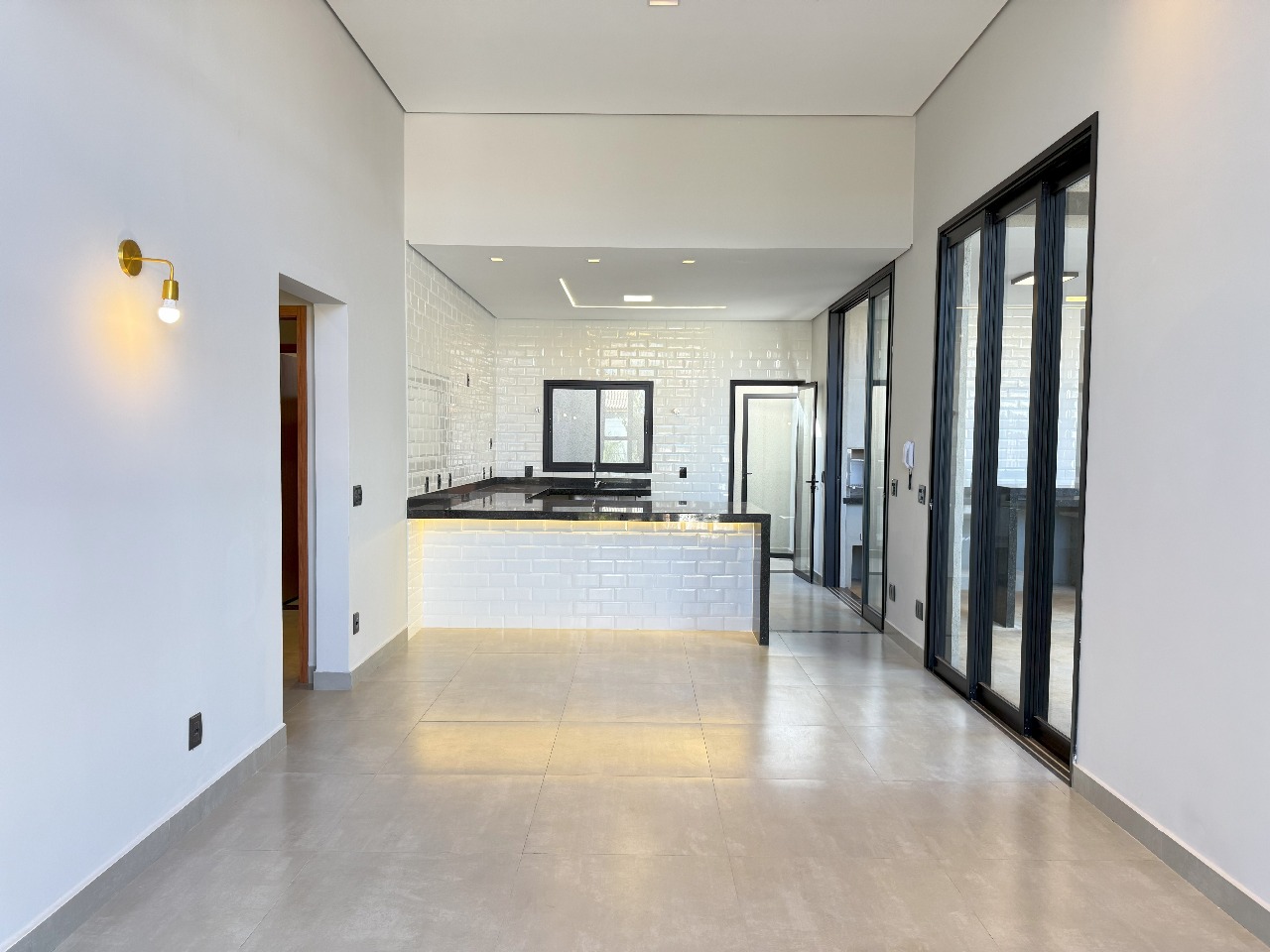 VENDE: LINDA RESIDENCIA DE 03 DORMITÓRIOS - CONDOMÍNIO VERONA - BRODOWSKI-SP: