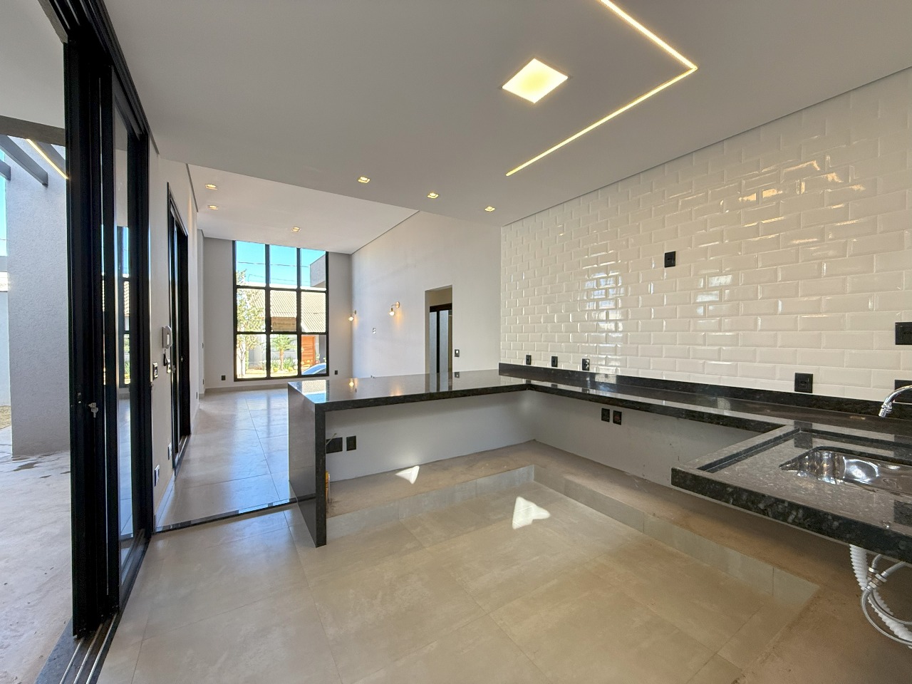 VENDE: LINDA RESIDENCIA DE 03 DORMITÓRIOS - CONDOMÍNIO VERONA - BRODOWSKI-SP: