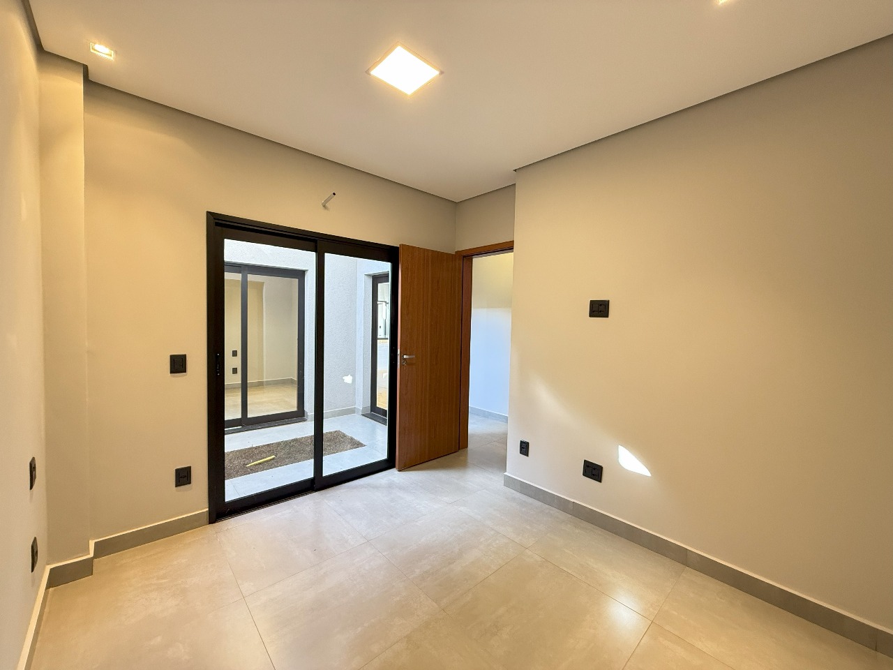 VENDE: LINDA RESIDENCIA DE 03 DORMITÓRIOS - CONDOMÍNIO VERONA - BRODOWSKI-SP: