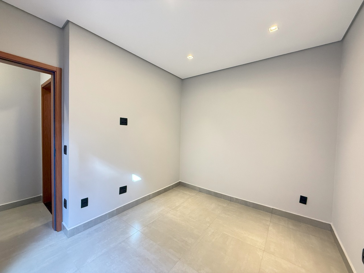 VENDE: LINDA RESIDENCIA DE 03 DORMITÓRIOS - CONDOMÍNIO VERONA - BRODOWSKI-SP: