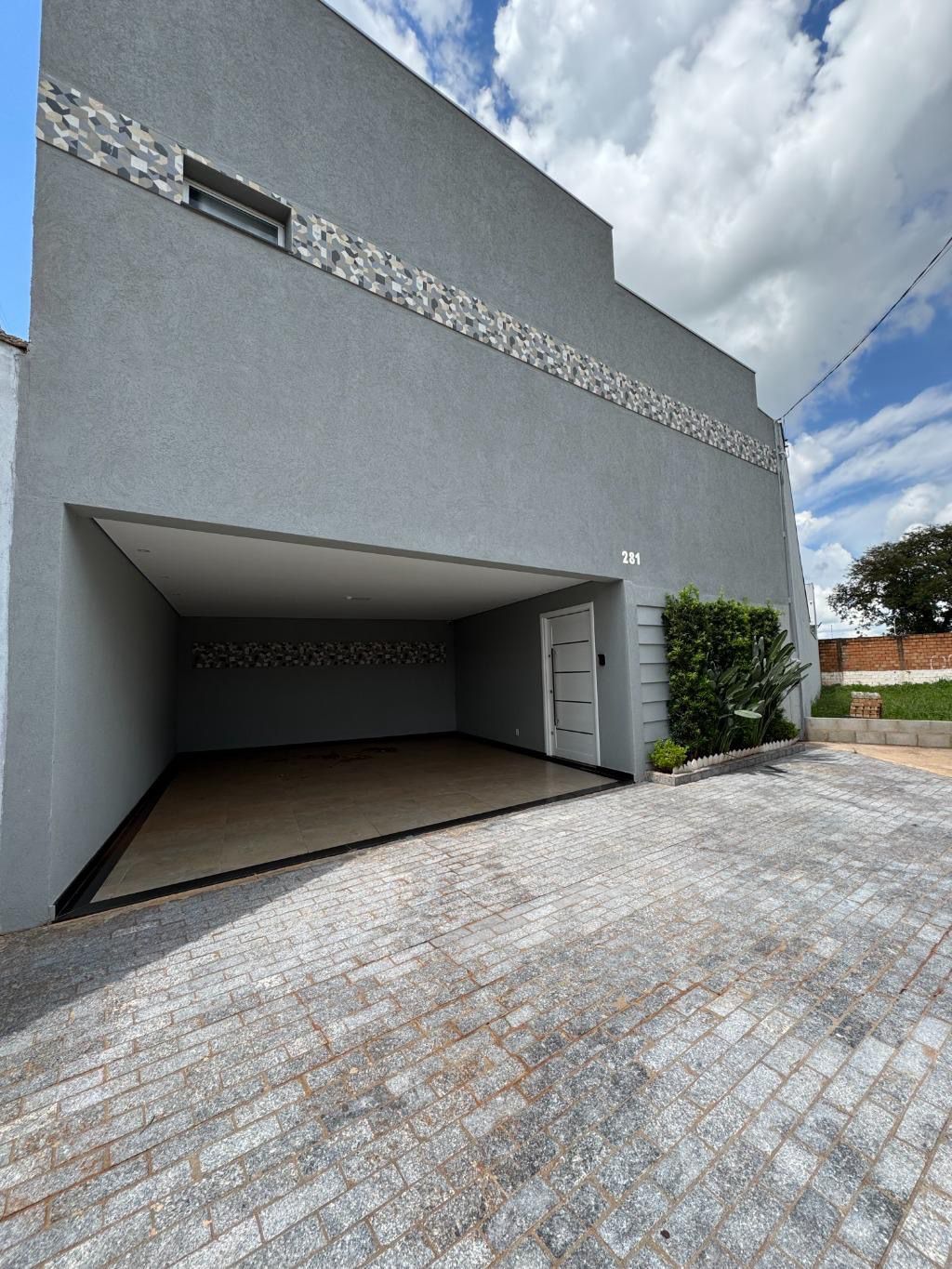 VENDE: LINDA RESIDENCIA COM 03 SUÍTES E PISCINA - CONDOMÍNIO VERONA - BRODOWSKI-SP: