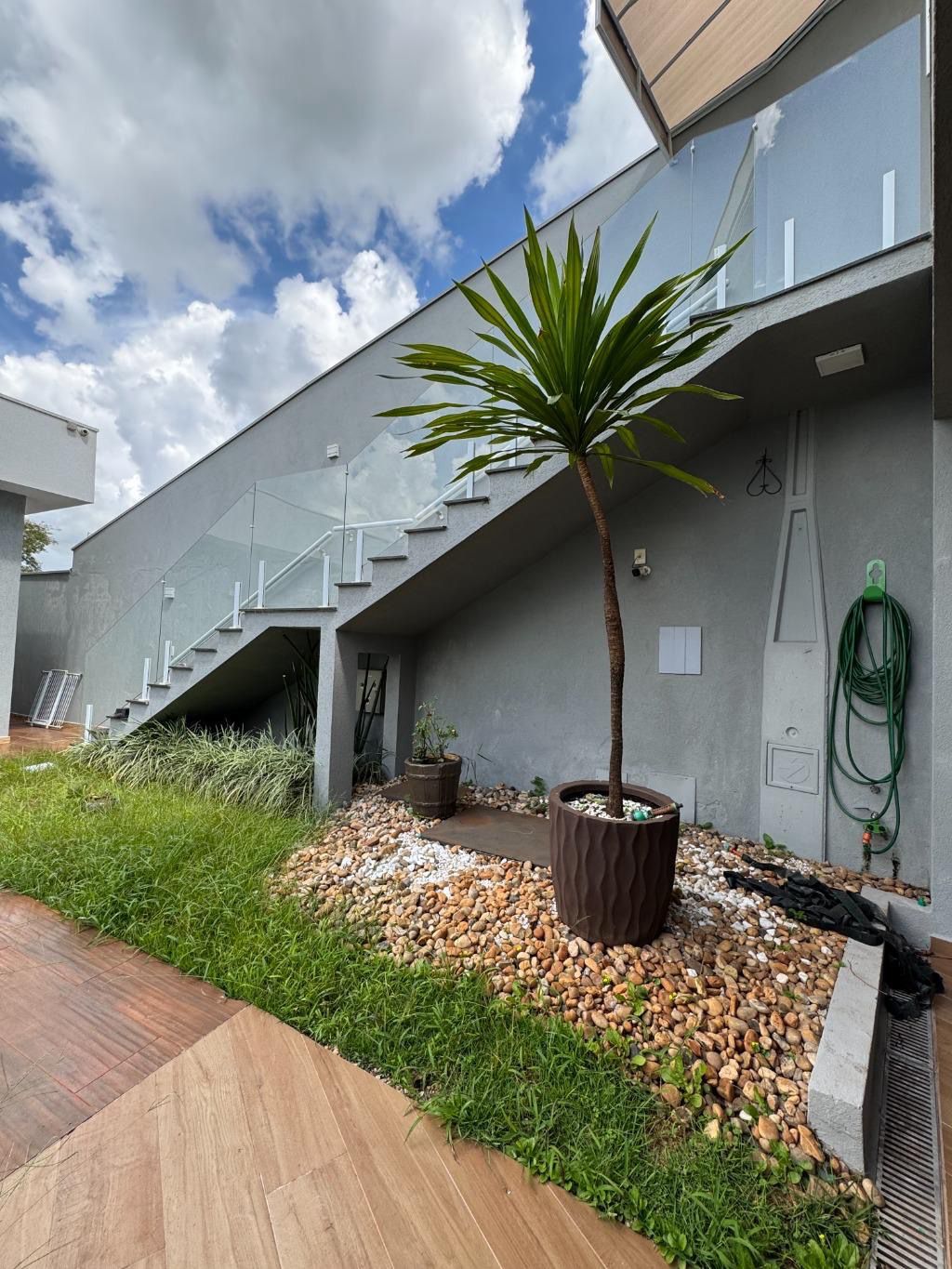 VENDE: LINDA RESIDENCIA COM 03 SUÍTES E PISCINA - CONDOMÍNIO VERONA - BRODOWSKI-SP: