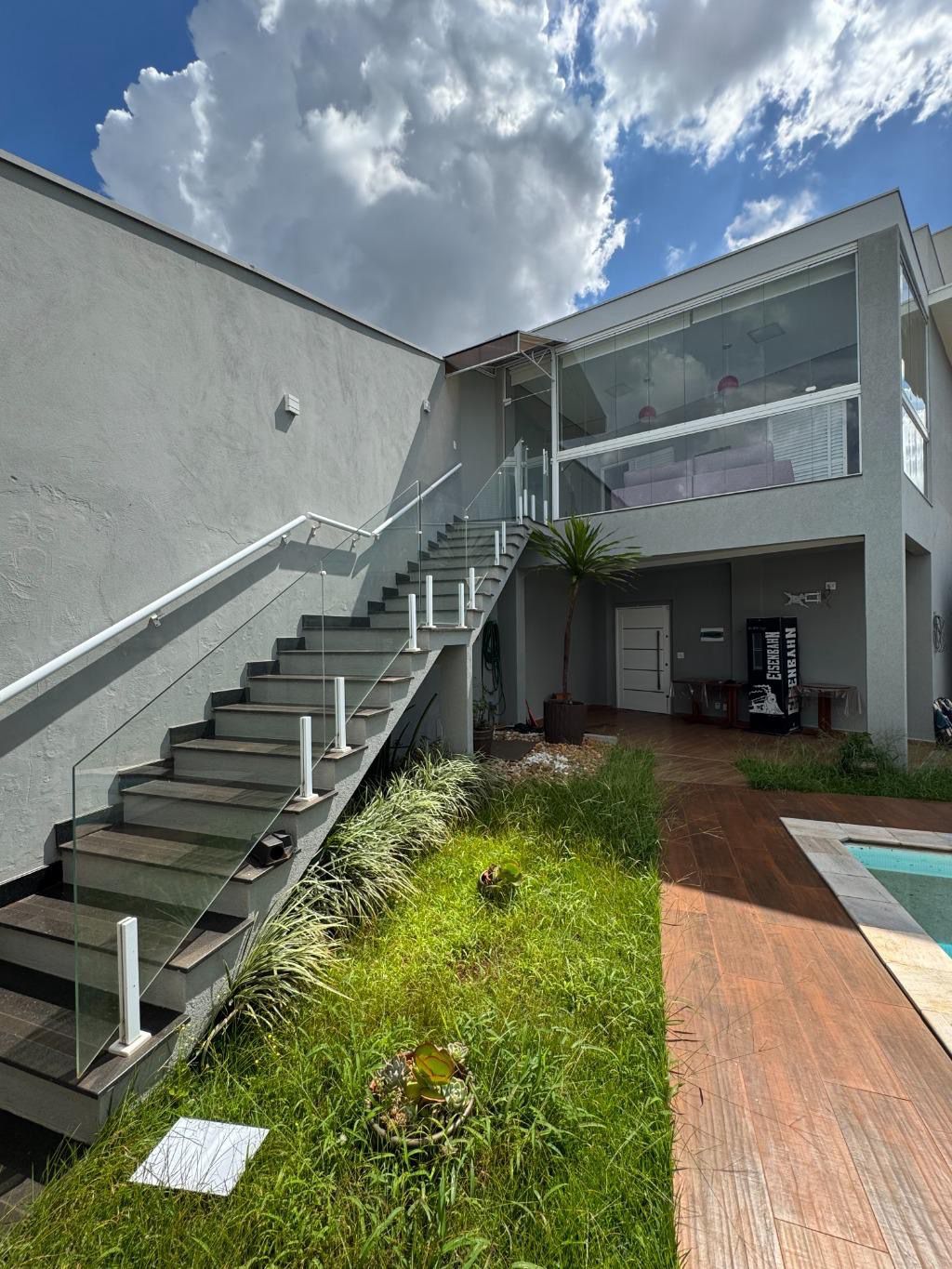 VENDE: LINDA RESIDENCIA COM 03 SUÍTES E PISCINA - CONDOMÍNIO VERONA - BRODOWSKI-SP: