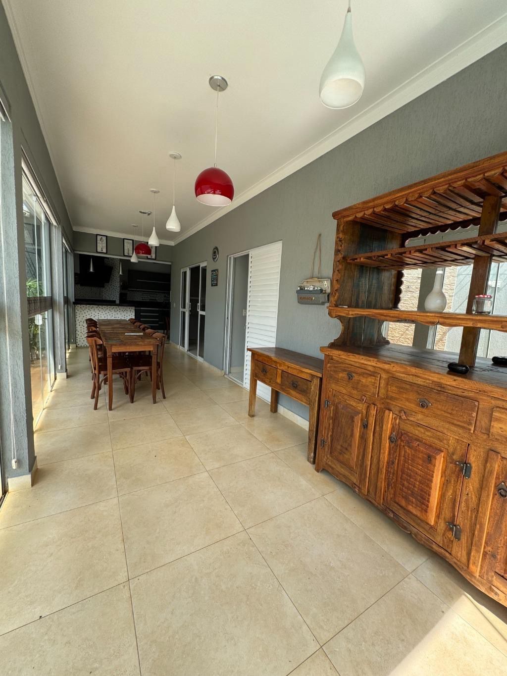 VENDE: LINDA RESIDENCIA COM 03 SUÍTES E PISCINA - CONDOMÍNIO VERONA - BRODOWSKI-SP: