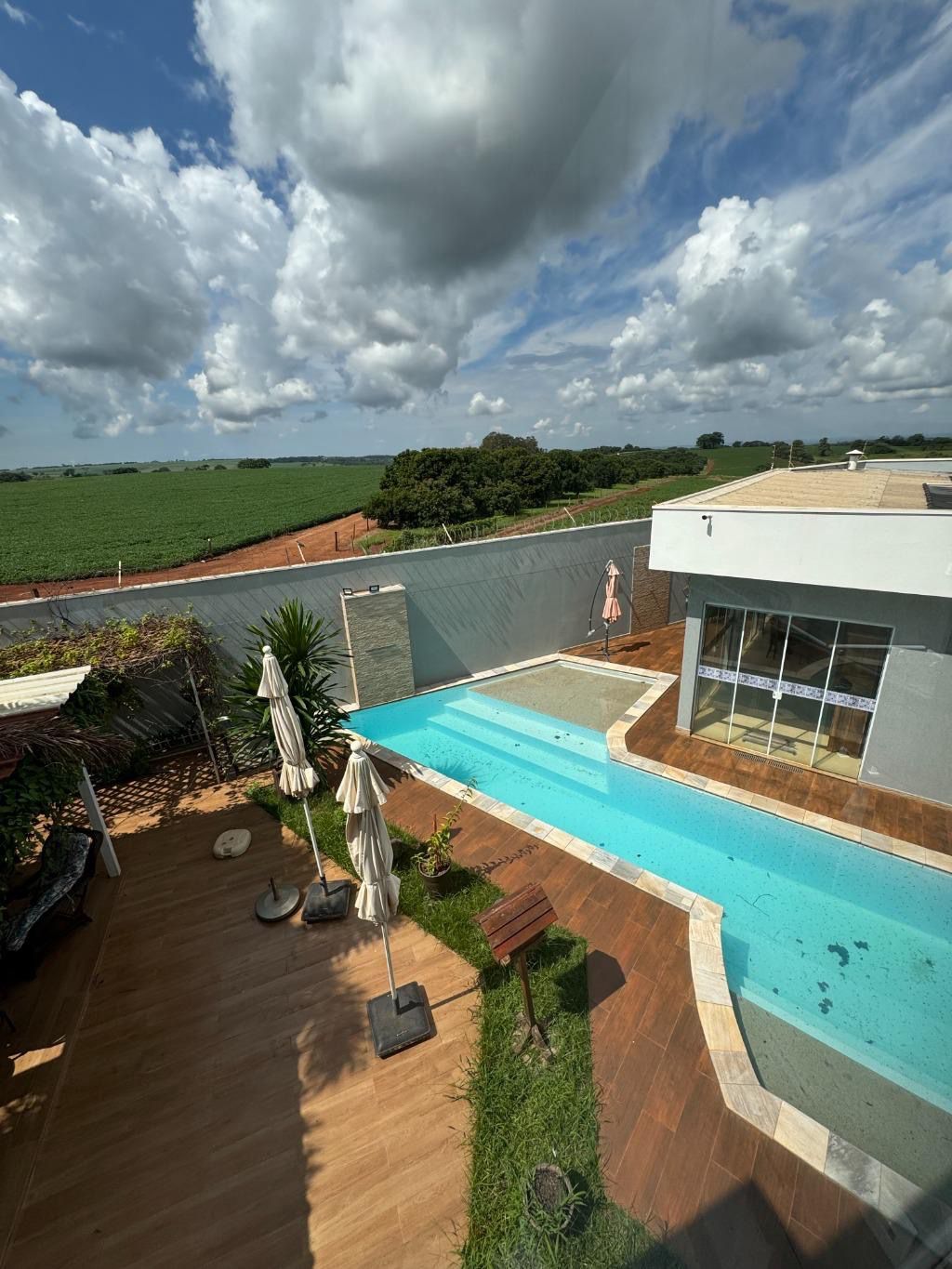 VENDE: LINDA RESIDENCIA COM 03 SUÍTES E PISCINA - CONDOMÍNIO VERONA - BRODOWSKI-SP: