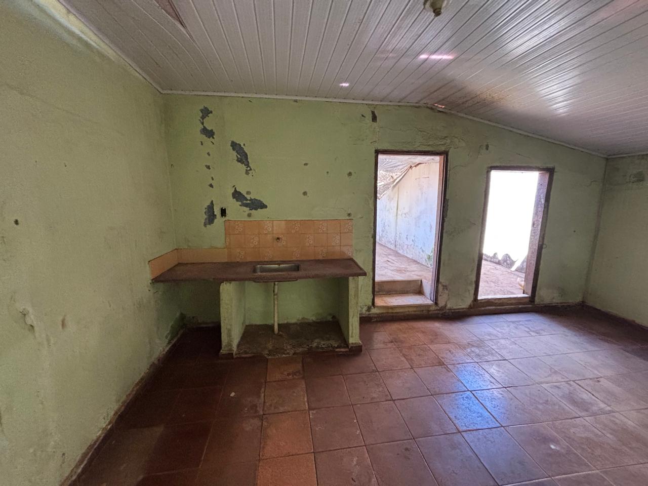 VENDE: CASA NO CENTRO