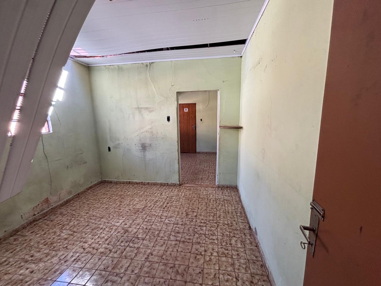 VENDE: CASA NO CENTRO