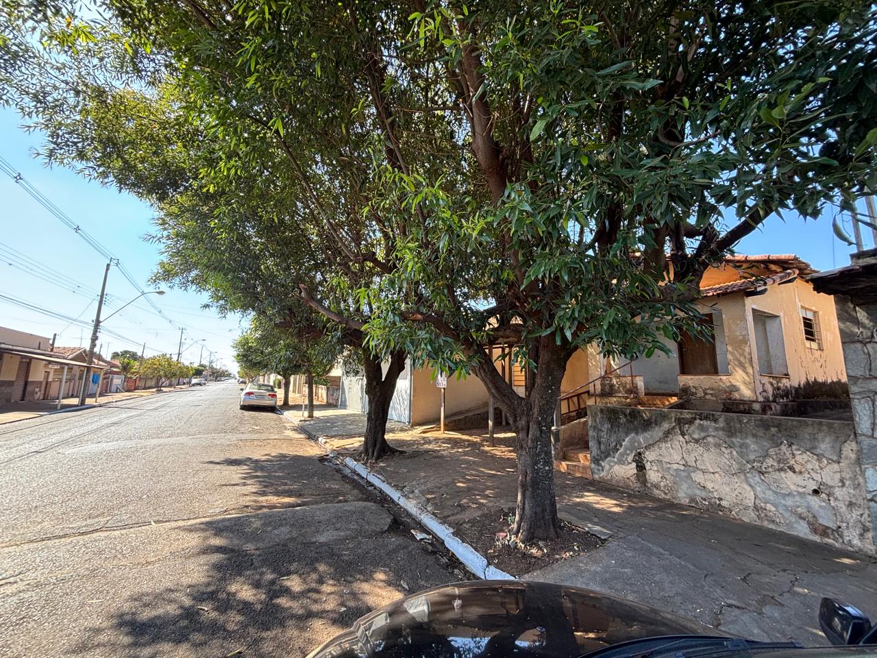 VENDE: CASA NO CENTRO