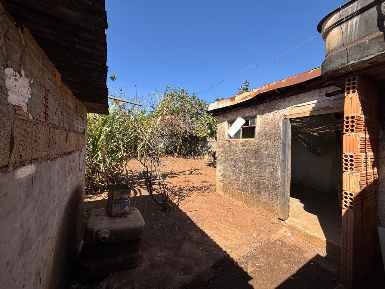 VENDE: CASA NO CENTRO