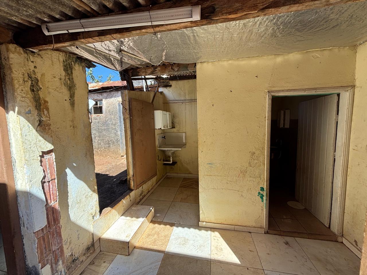 VENDE: CASA NO CENTRO