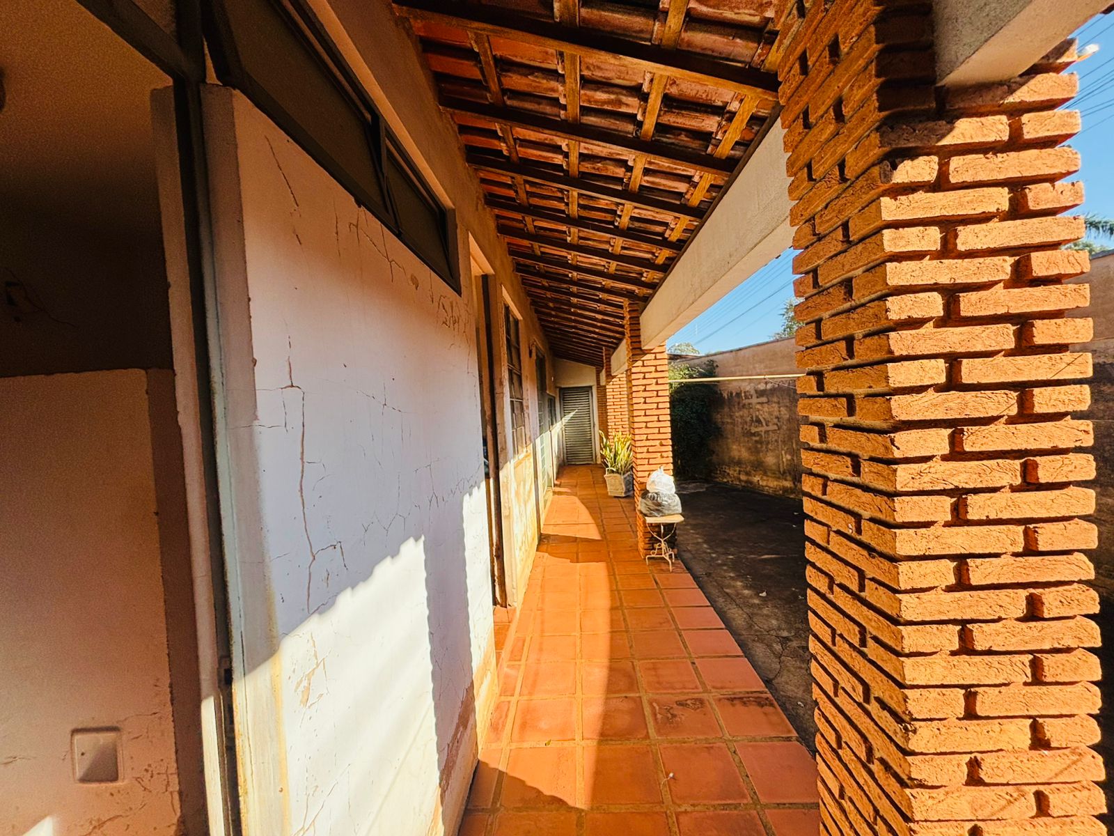 VENDE: CASA  04 DORMITÓRIOS - 1.425 m² - PRÓXIMA A APAE - VILA CRISTAL - BRODOWSKI-SP.