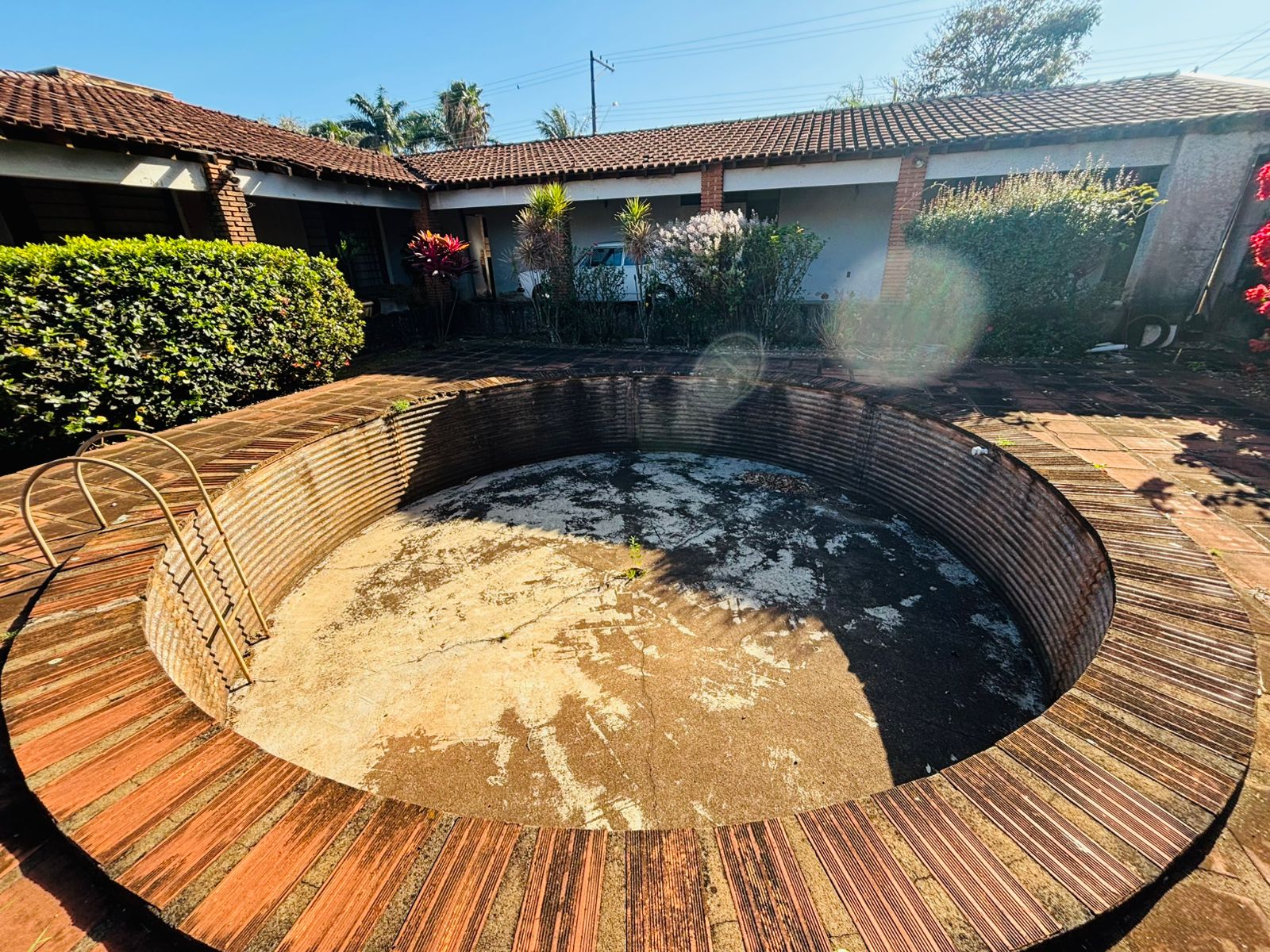 VENDE: CASA  04 DORMITÓRIOS - 1.425 m² - PRÓXIMA A APAE - VILA CRISTAL - BRODOWSKI-SP.