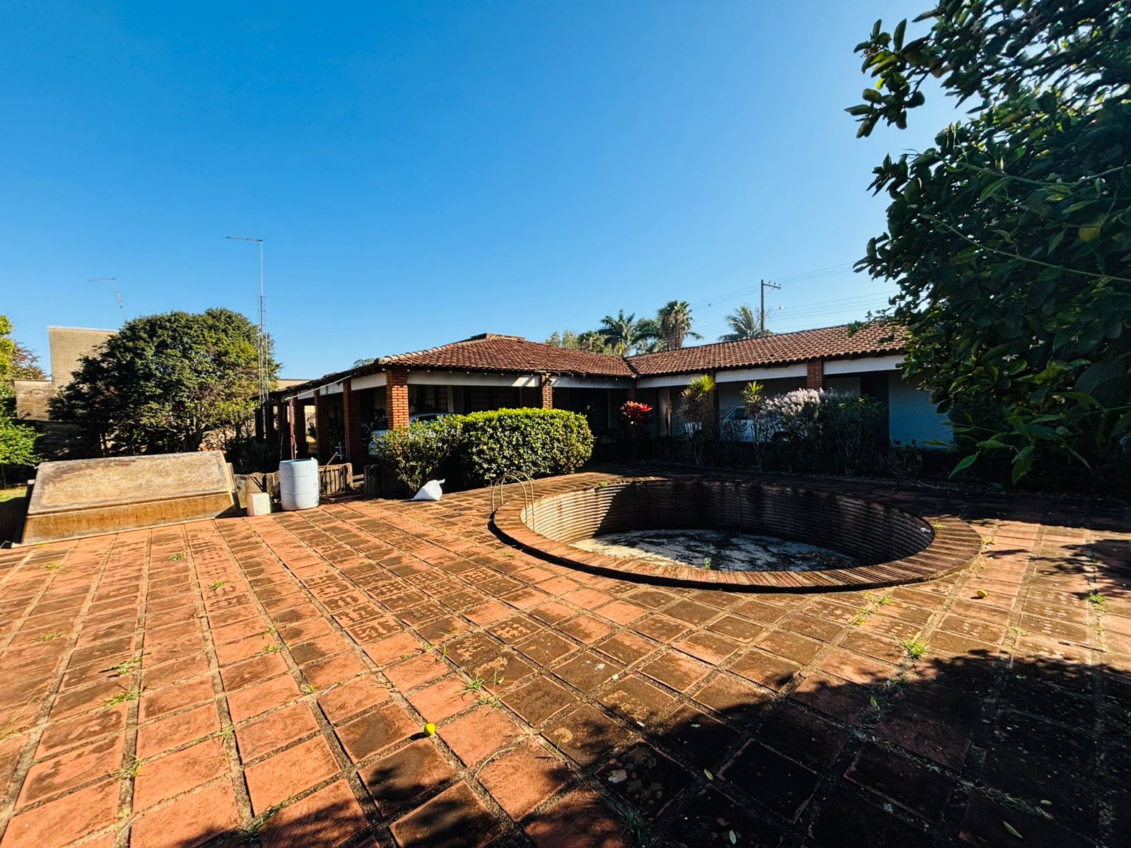 VENDE: CASA  04 DORMITÓRIOS - 1.425 m² - PRÓXIMA A APAE - VILA CRISTAL - BRODOWSKI-SP.