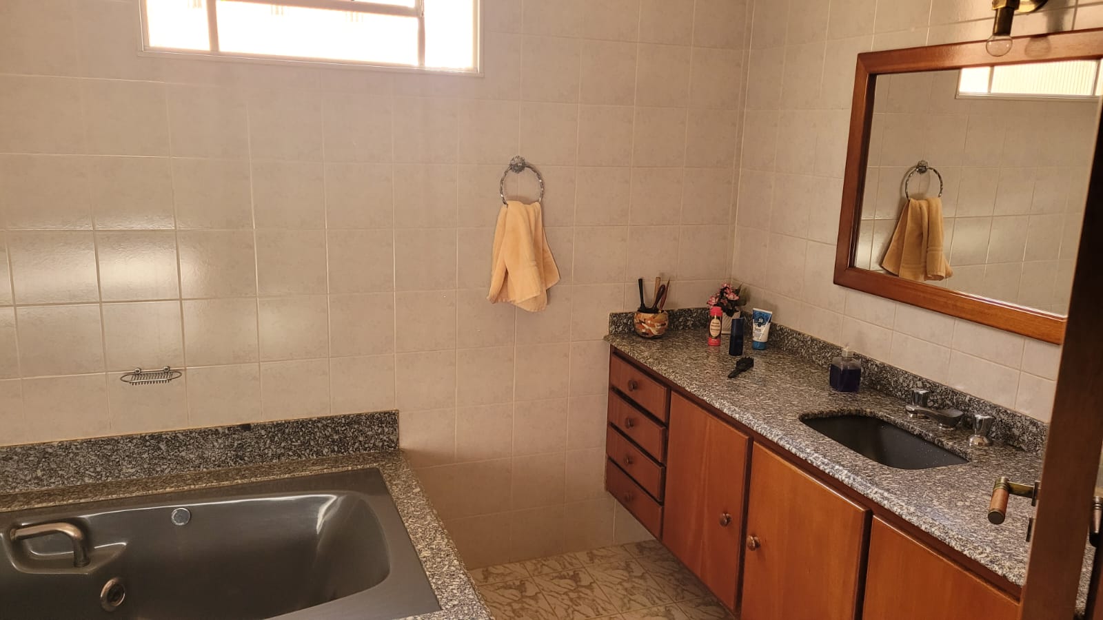 VENDE: CASA NO CENTRO - 04 DORMITÓRIOS - BRODOWSKI-SP.