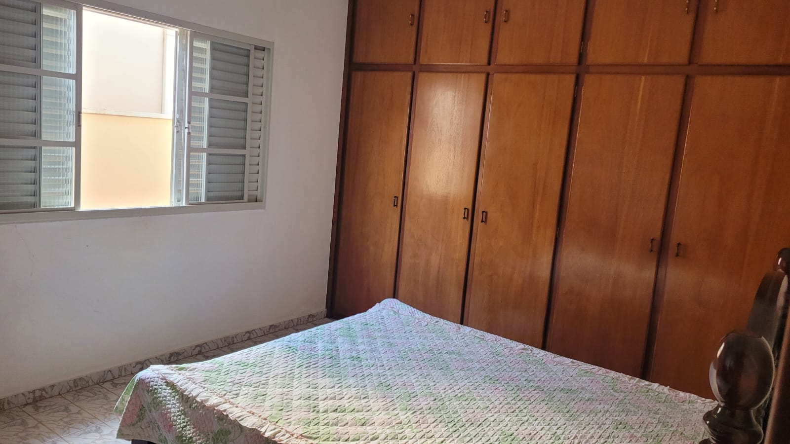 VENDE: CASA NO CENTRO - 04 DORMITÓRIOS - BRODOWSKI-SP.