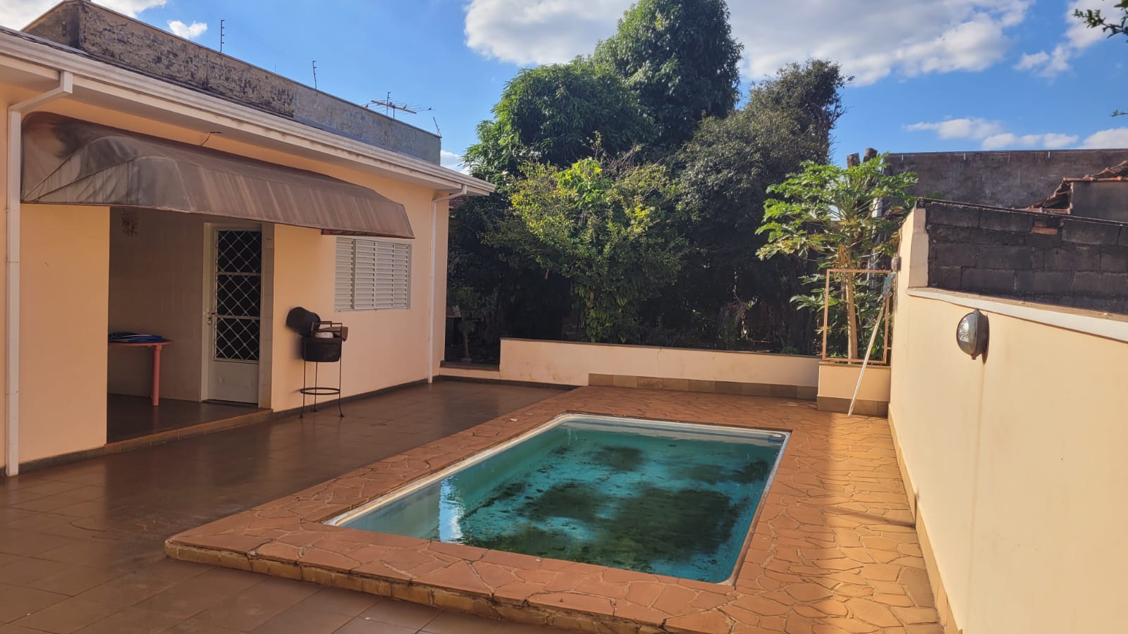 VENDE: CASA NO CENTRO - 04 DORMITÓRIOS - BRODOWSKI-SP.