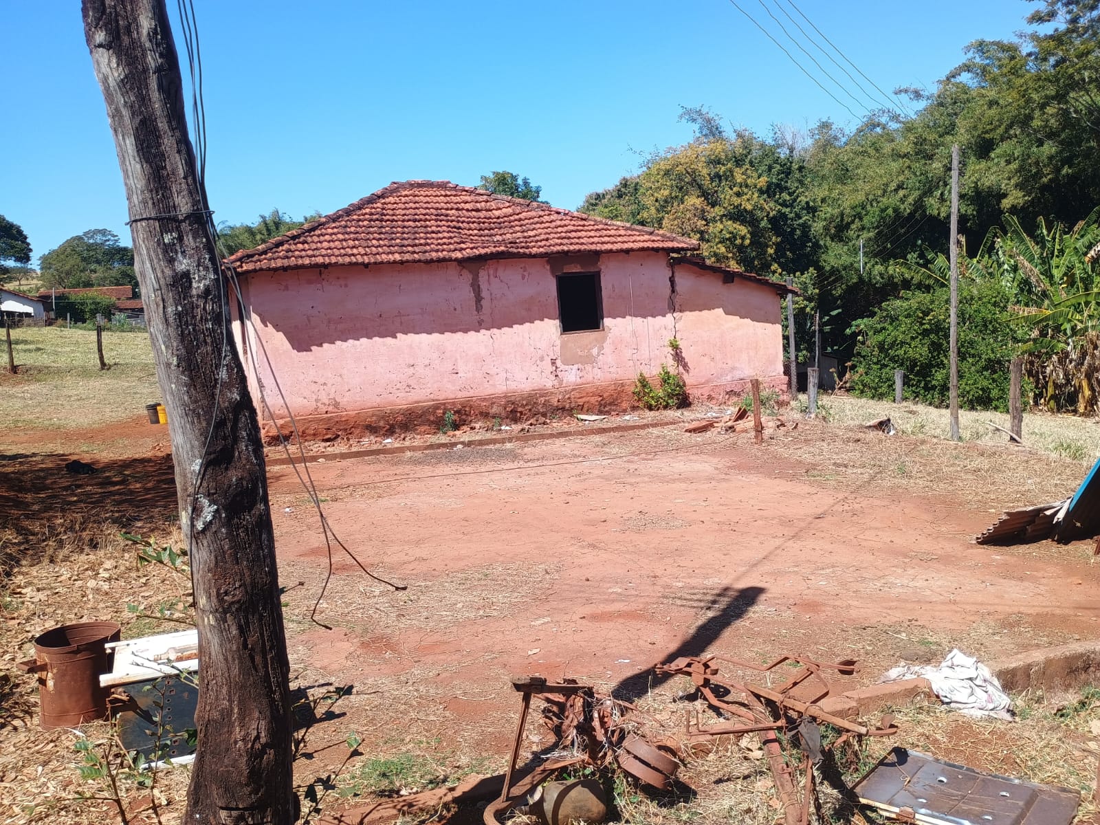 VENDE: SITIO DE 11 HECTARES  e 700  - 7 KM DO CENTRO DE BRODOWSKI-SP.