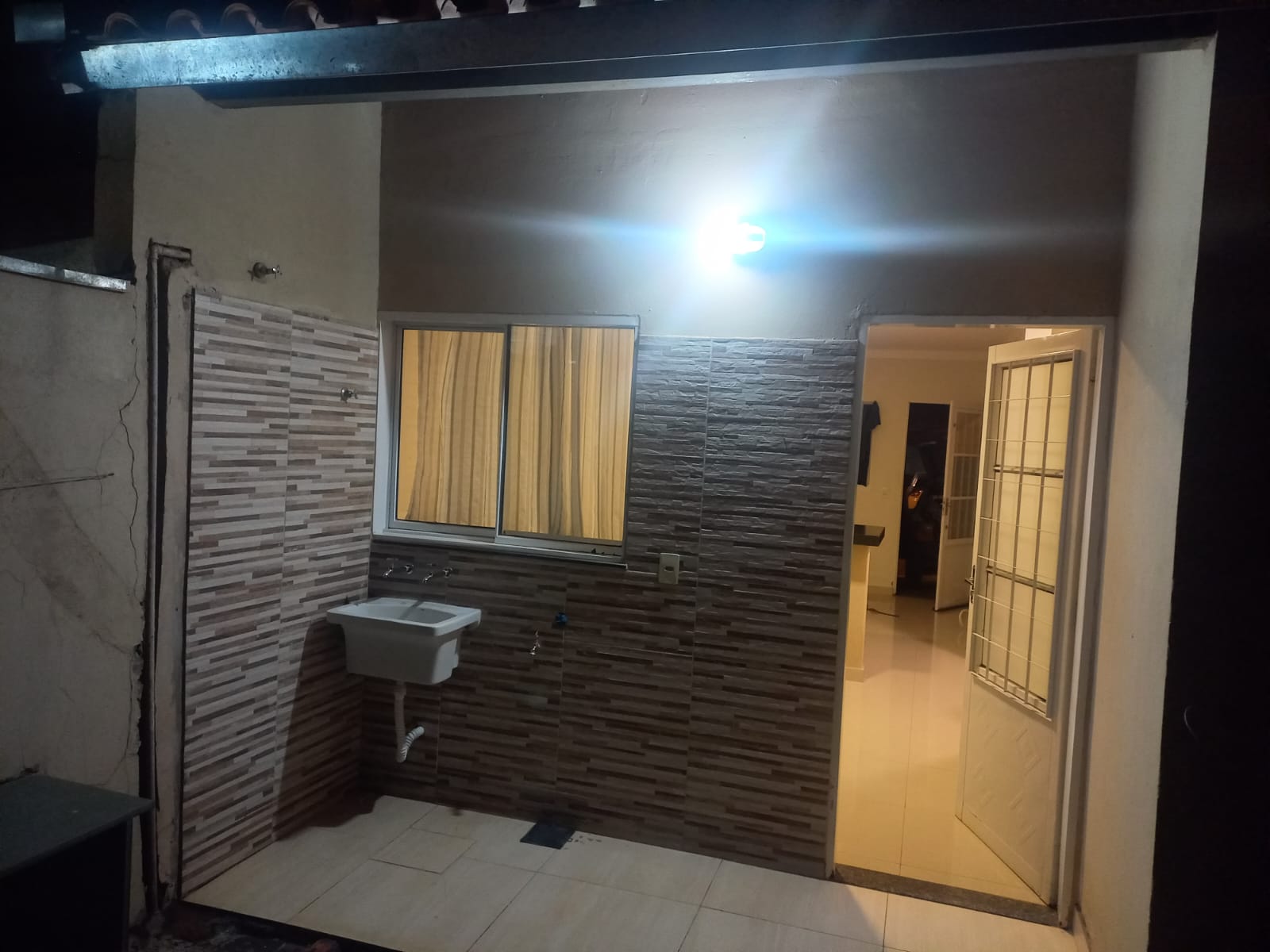 VENDE - CASA 02 DORMITÓRIOS - CONDOMÍNIO WALTER POSSOS - EM BRODOWSKI-SP.