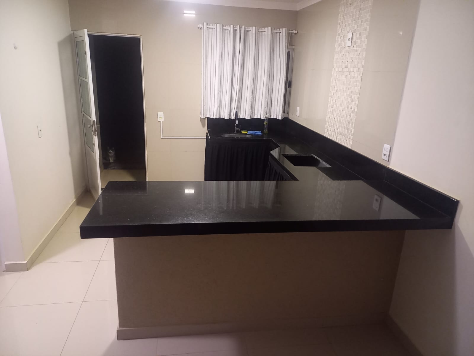 VENDE - CASA 02 DORMITÓRIOS - CONDOMÍNIO WALTER POSSOS - EM BRODOWSKI-SP.
