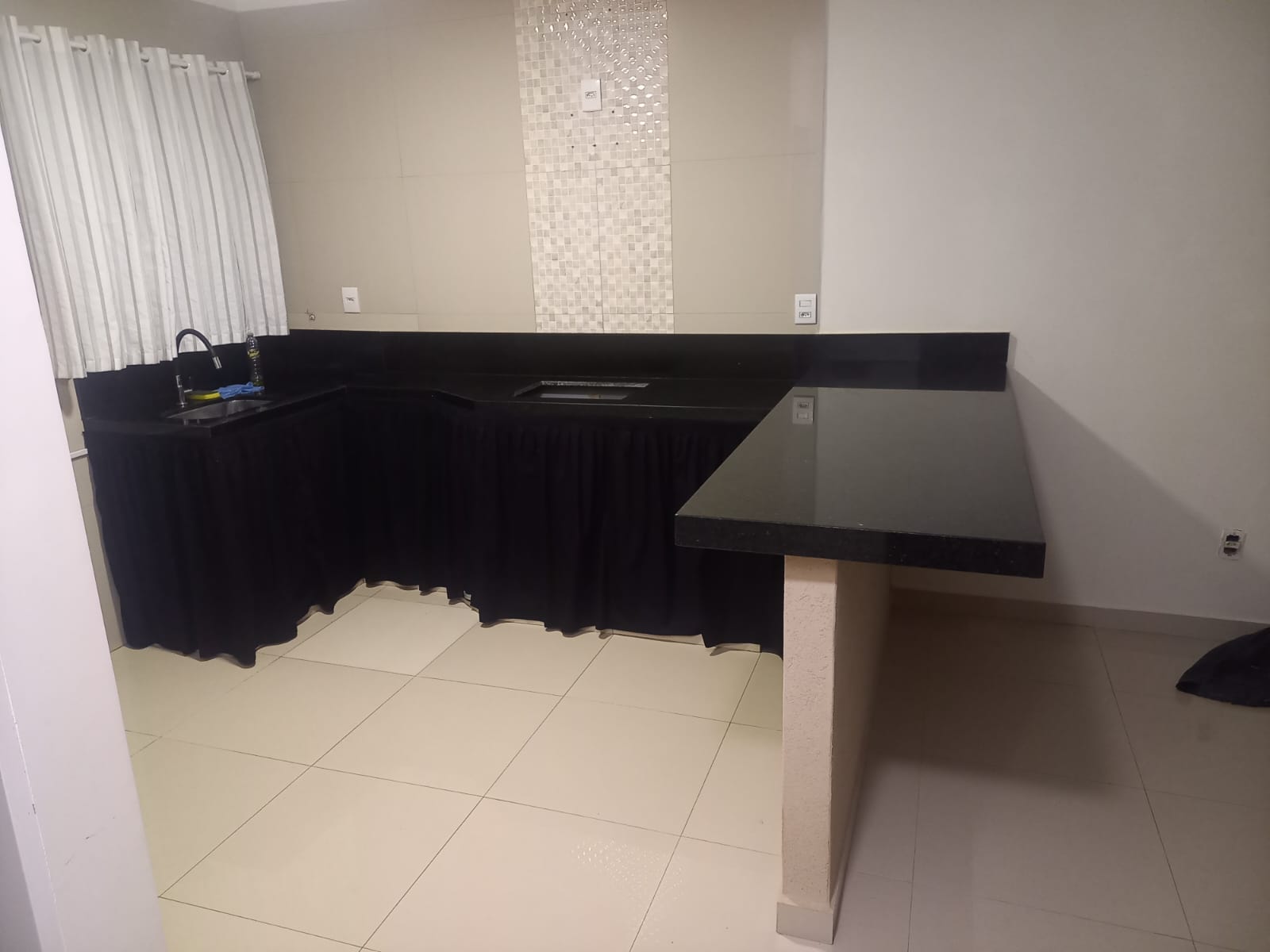 VENDE - CASA 02 DORMITÓRIOS - CONDOMÍNIO WALTER POSSOS - EM BRODOWSKI-SP.