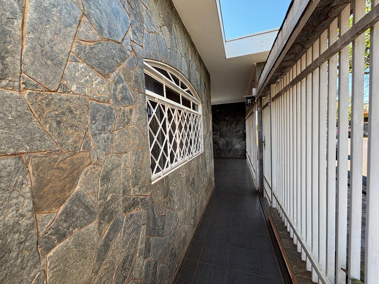 VENDE: CASA 04 DORMITÓRIOS - SENDO 02 SUÍTES - CENTRO - BRODOWSKI-SP. Brodosqui