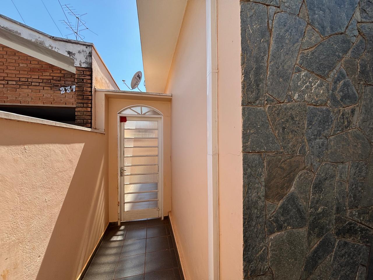 VENDE: CASA 04 DORMITÓRIOS - SENDO 02 SUÍTES - CENTRO - BRODOWSKI-SP. Brodosqui