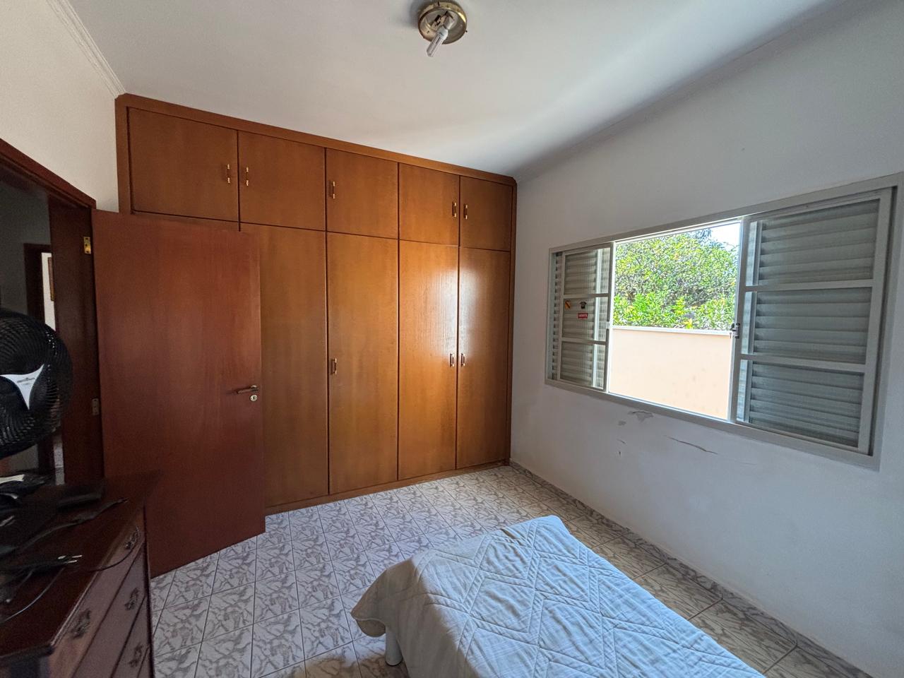 VENDE: CASA 04 DORMITÓRIOS - SENDO 02 SUÍTES - CENTRO - BRODOWSKI-SP. Brodosqui