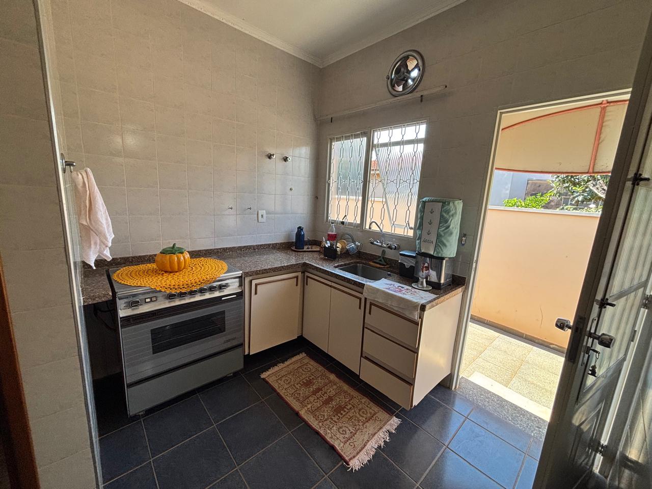VENDE: CASA 04 DORMITÓRIOS - SENDO 02 SUÍTES - CENTRO - BRODOWSKI-SP. Brodosqui