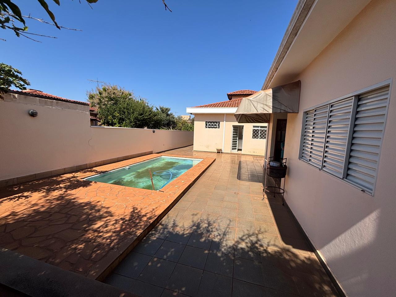 VENDE: CASA 04 DORMITÓRIOS - SENDO 02 SUÍTES - CENTRO - BRODOWSKI-SP. Brodosqui