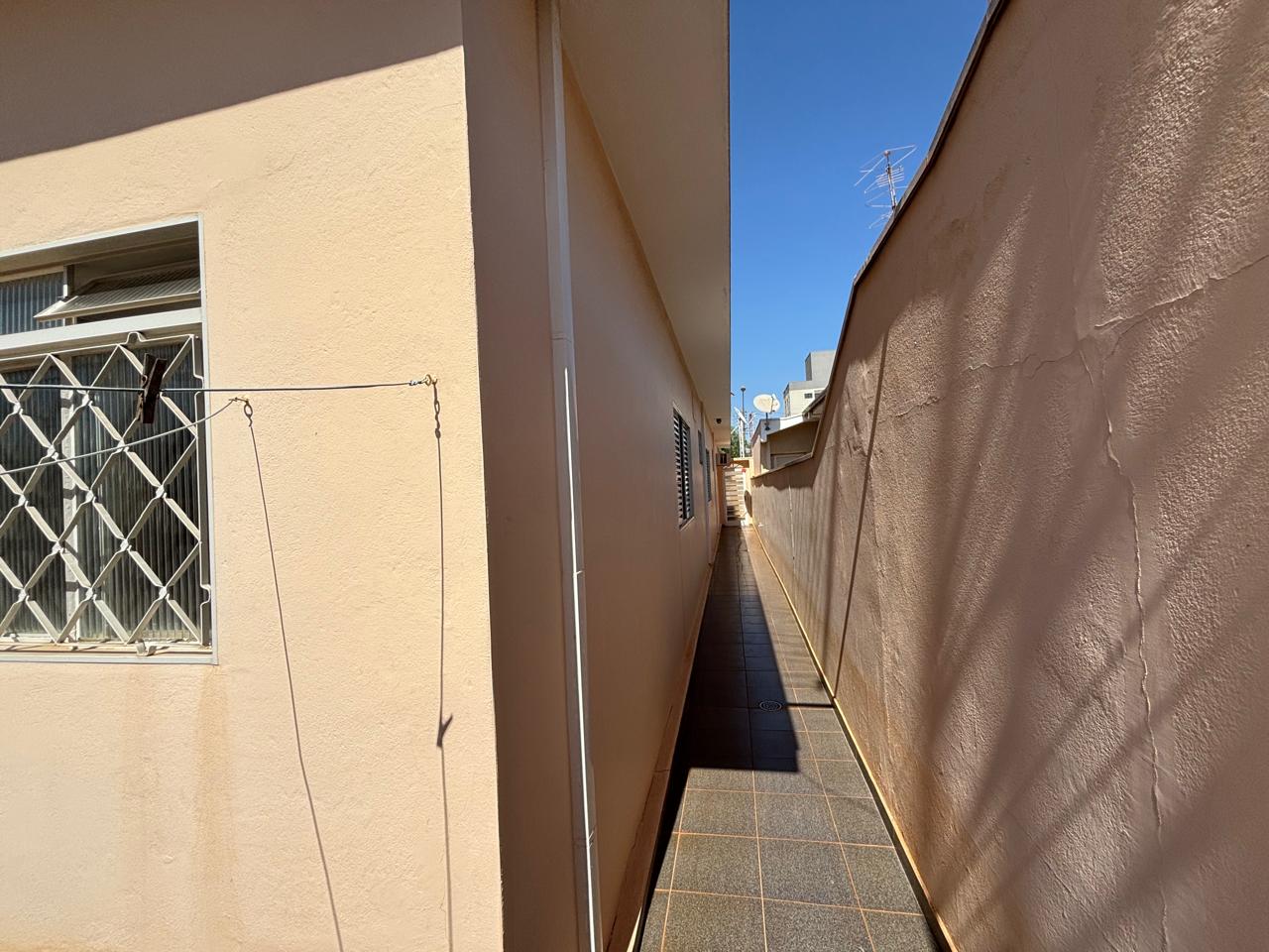 VENDE: CASA 04 DORMITÓRIOS - SENDO 02 SUÍTES - CENTRO - BRODOWSKI-SP. Brodosqui