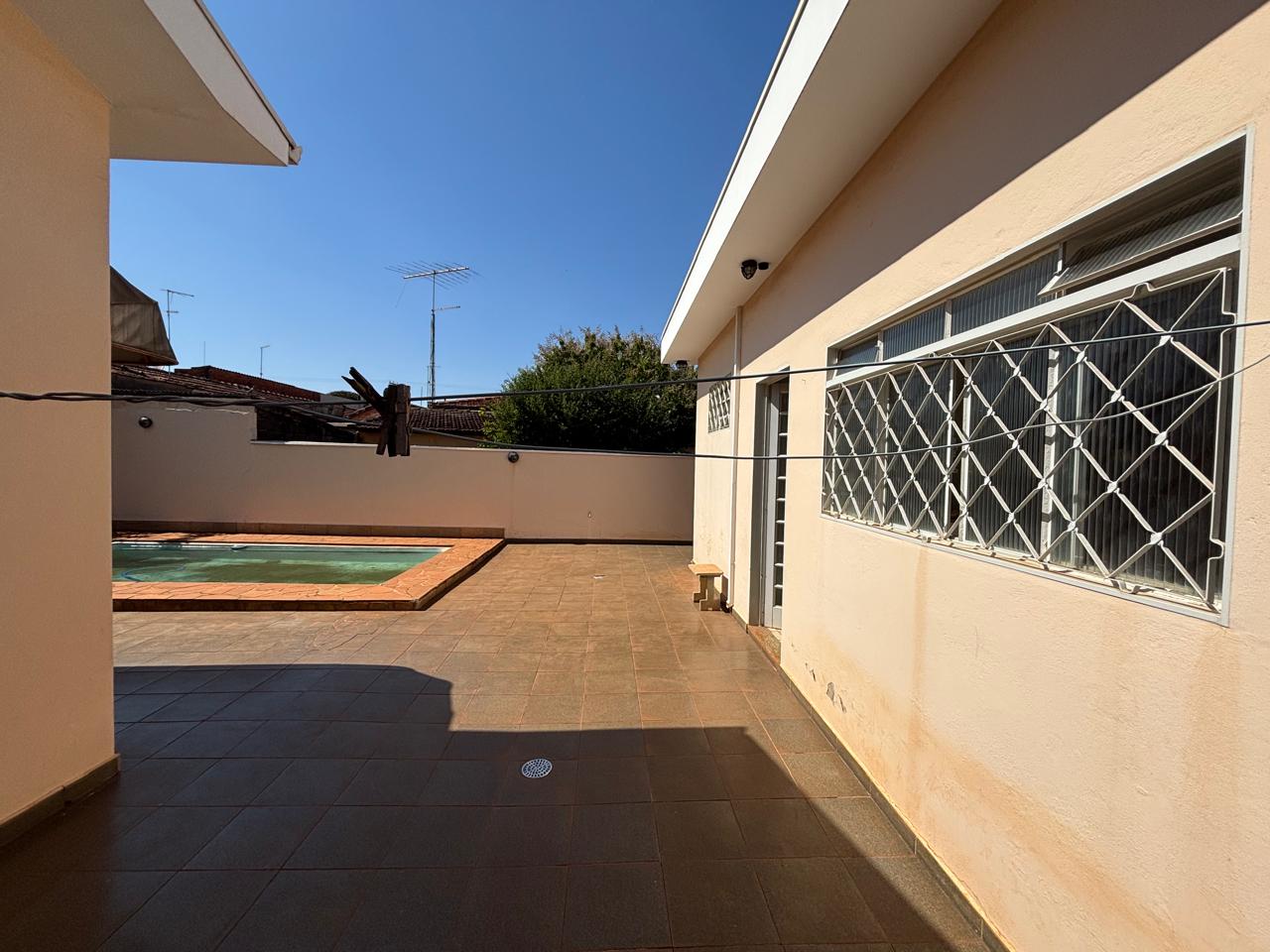 VENDE: CASA 04 DORMITÓRIOS - SENDO 02 SUÍTES - CENTRO - BRODOWSKI-SP. Brodosqui
