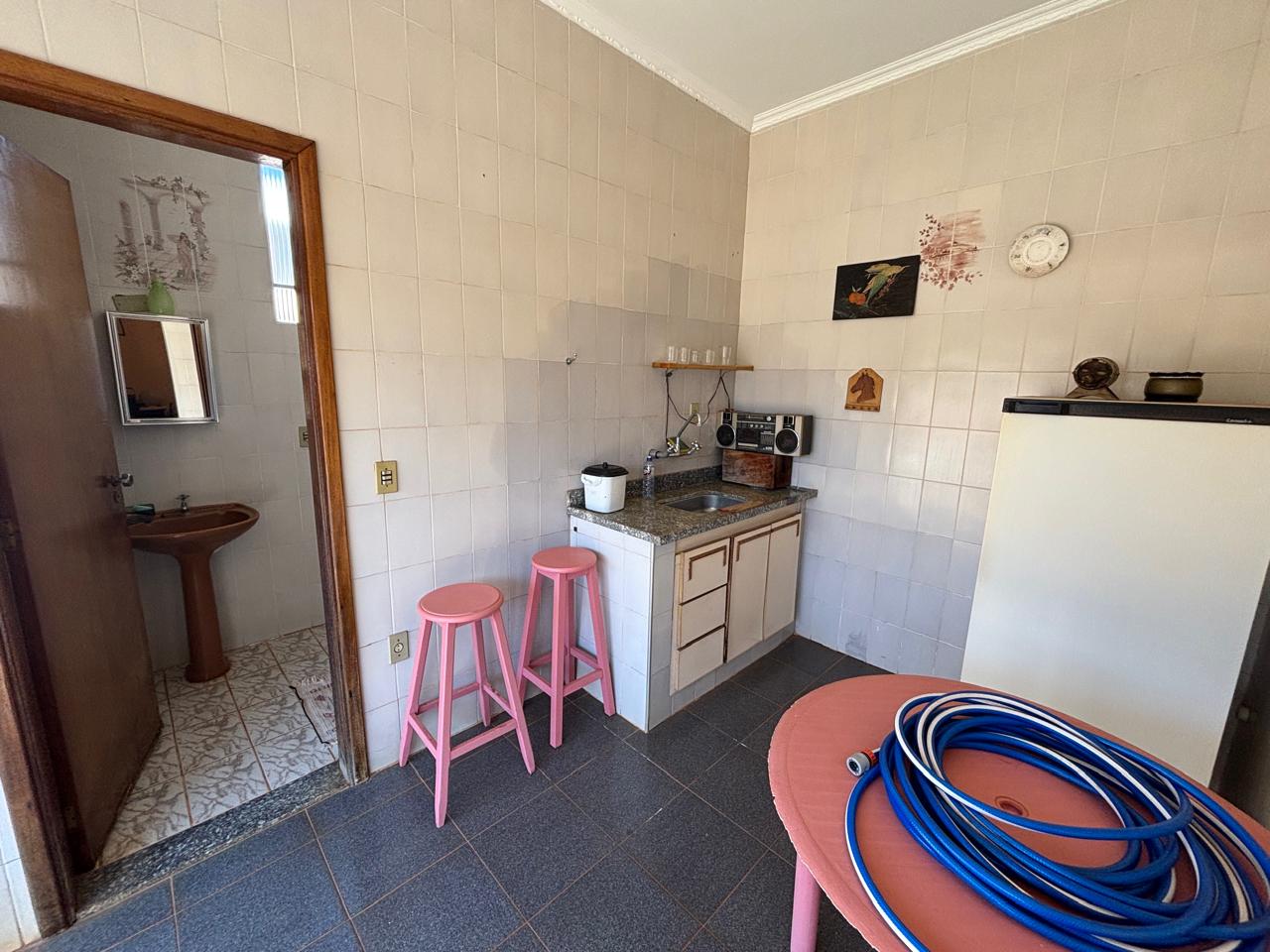 VENDE: CASA 04 DORMITÓRIOS - SENDO 02 SUÍTES - CENTRO - BRODOWSKI-SP. Brodosqui