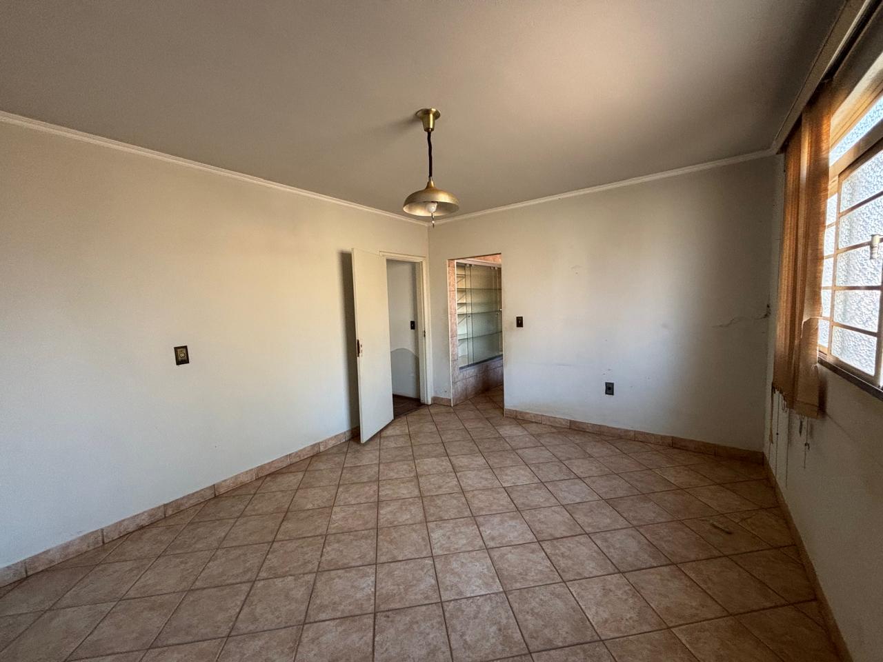VENDE: CASA NO CENTRO - 04 DORMITÓRIOS - BRODOWSKI-SP.
